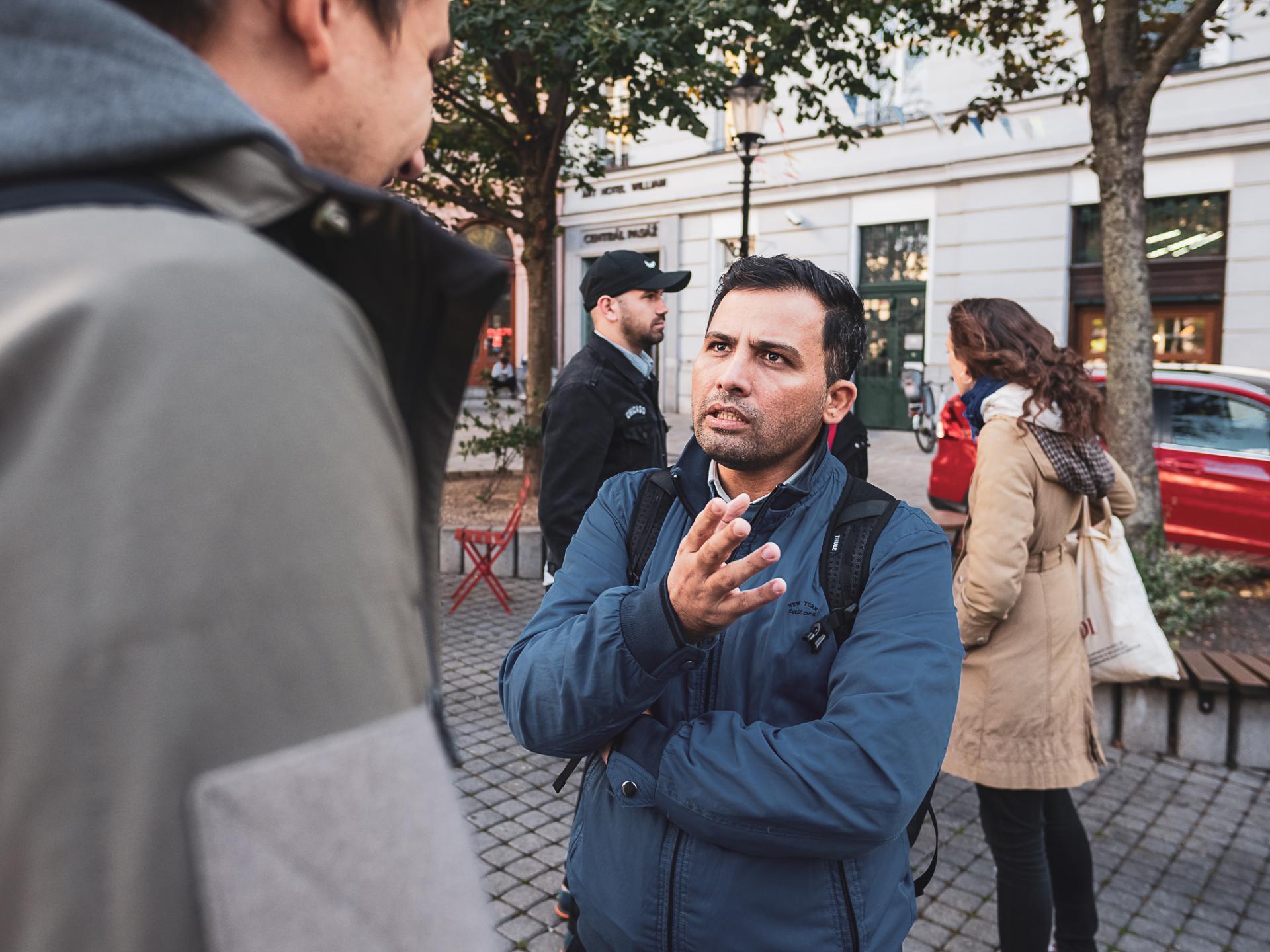 Afganec Nasruddín Nizami (vpravo) počas októbrovej návštevy Bratislavy. Na Slovensko zavítal na pozvanie neziskovej organizácie Človek v ohrození.