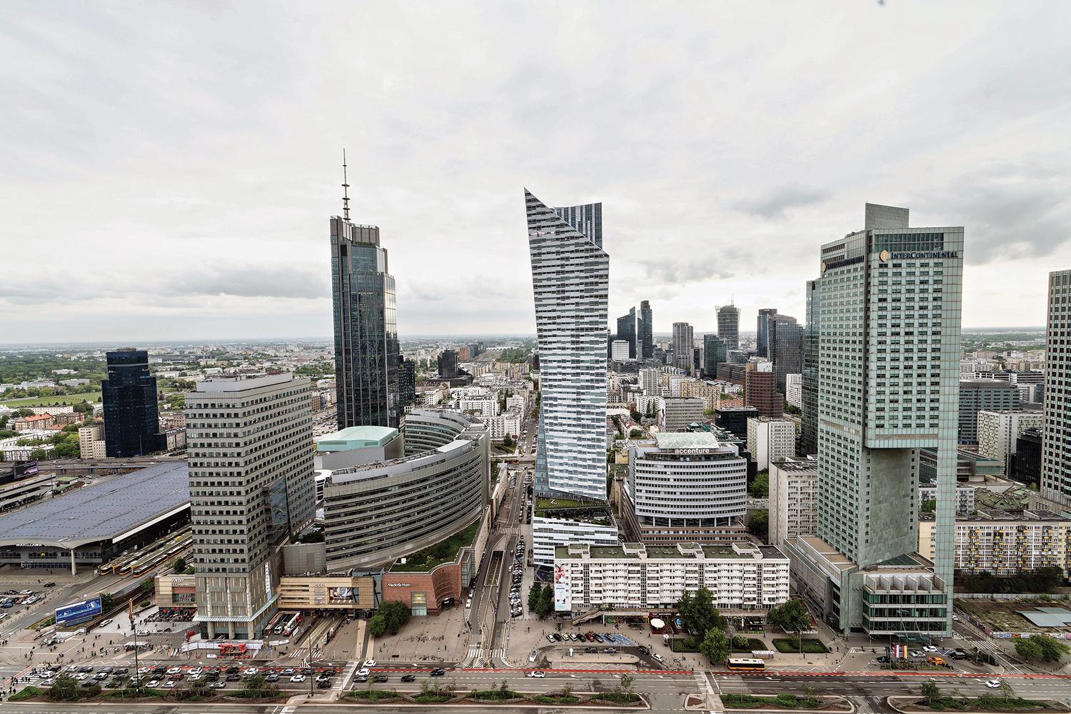 Mrakodrapová zóna Śródmieścia, teda Stredného mesta, pohľad z Paláca kultúry. Varšava, to je synergia kontrastov.