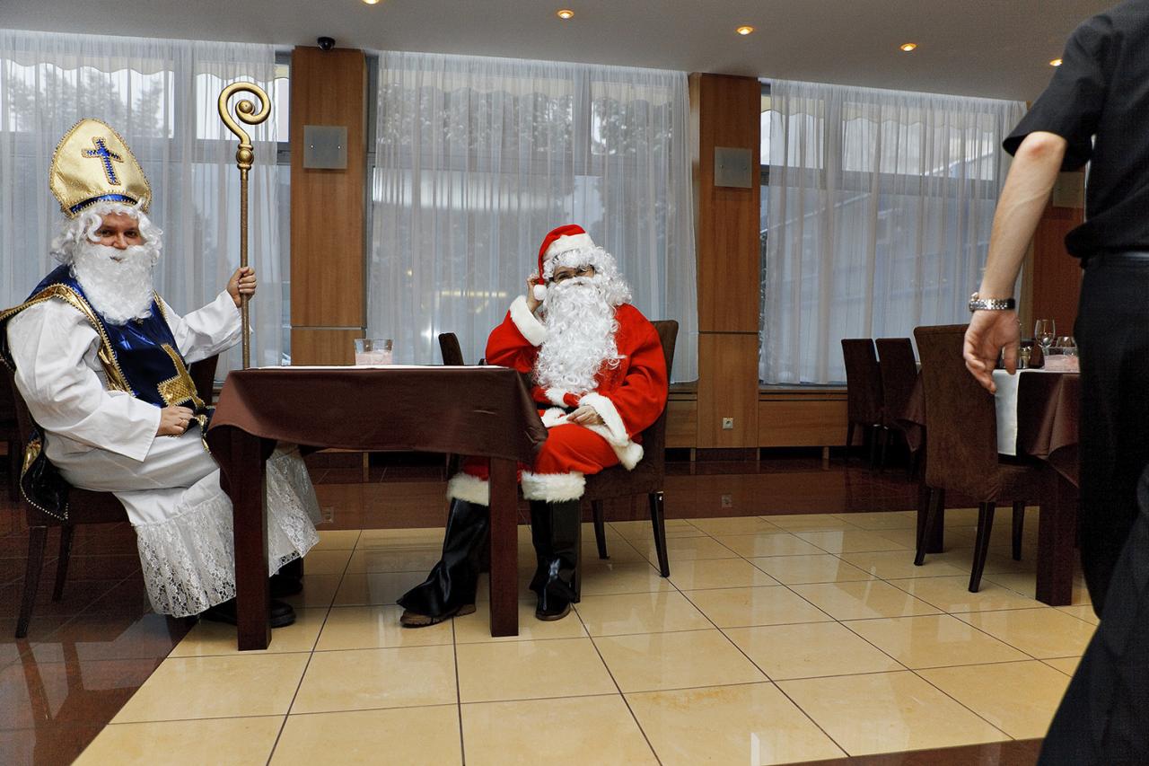 Personál hotelovej reštaurácie je zvyknutý na všeličo, aj na Mikuláša a Santa Clausa za jedným stolom.