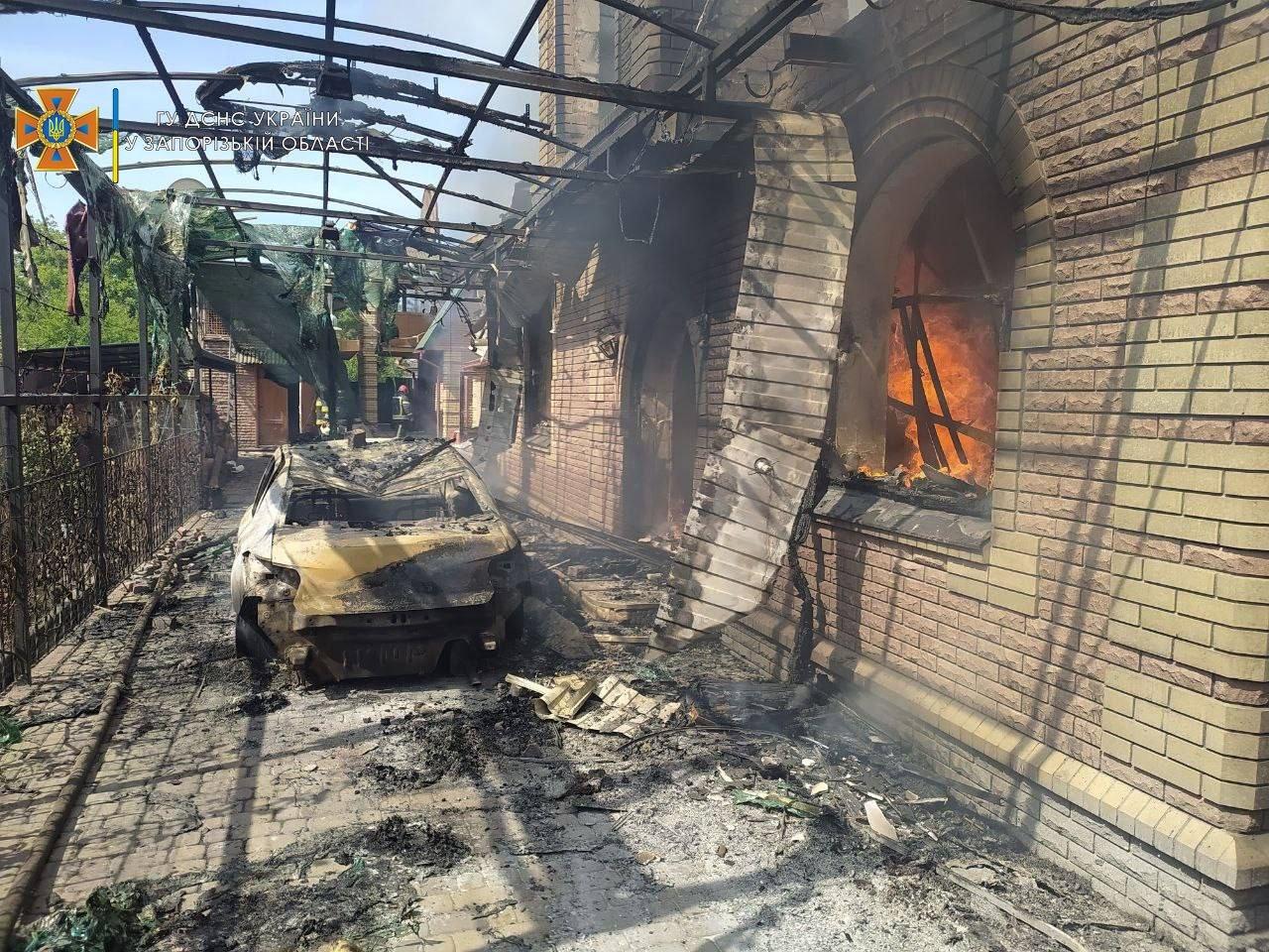 Záporožská oblasť. Likvidácia požiarov v obytných budovách v dôsledku ruského ostreľovania