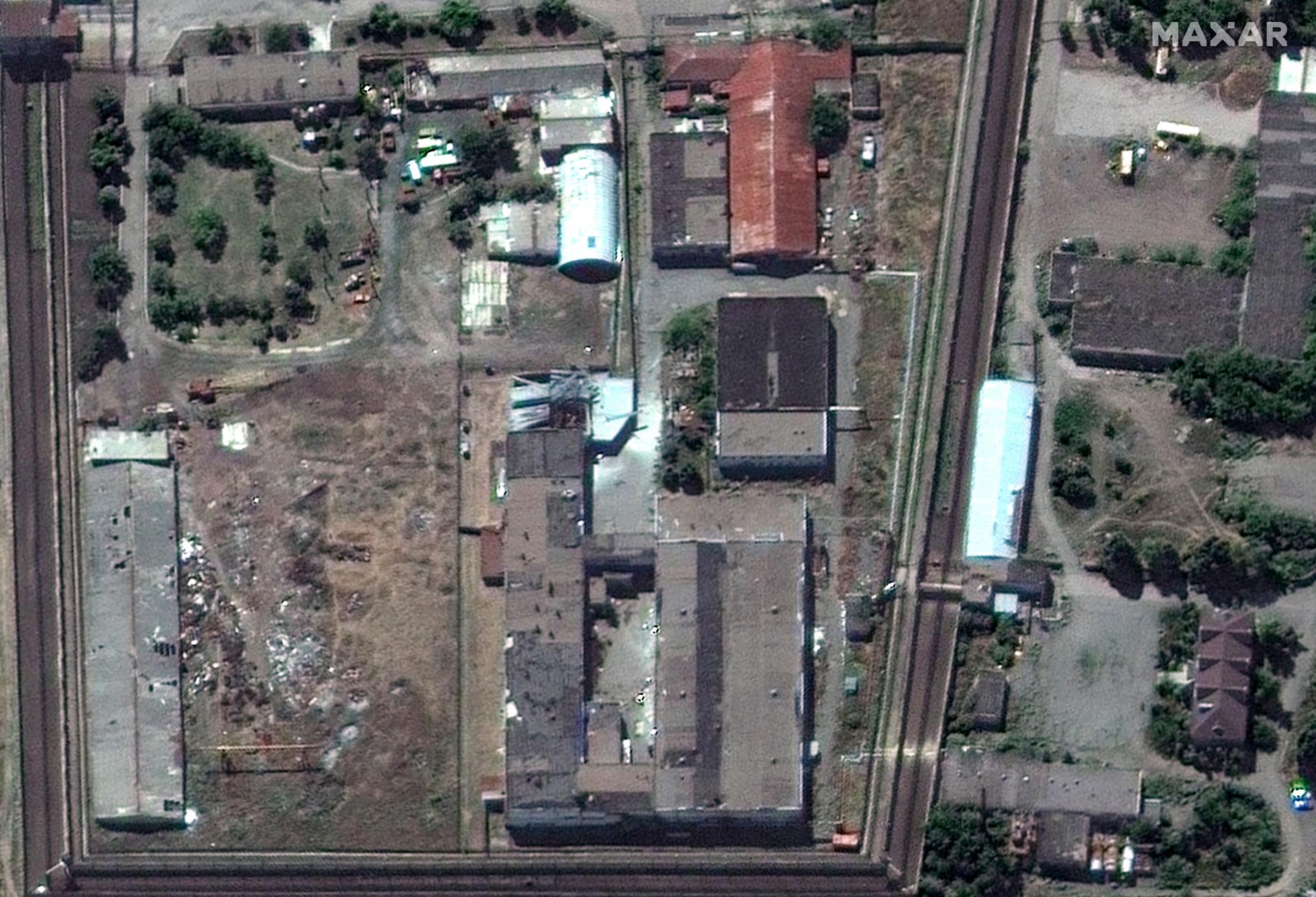 Satelitná snímka väzenia po útoku.