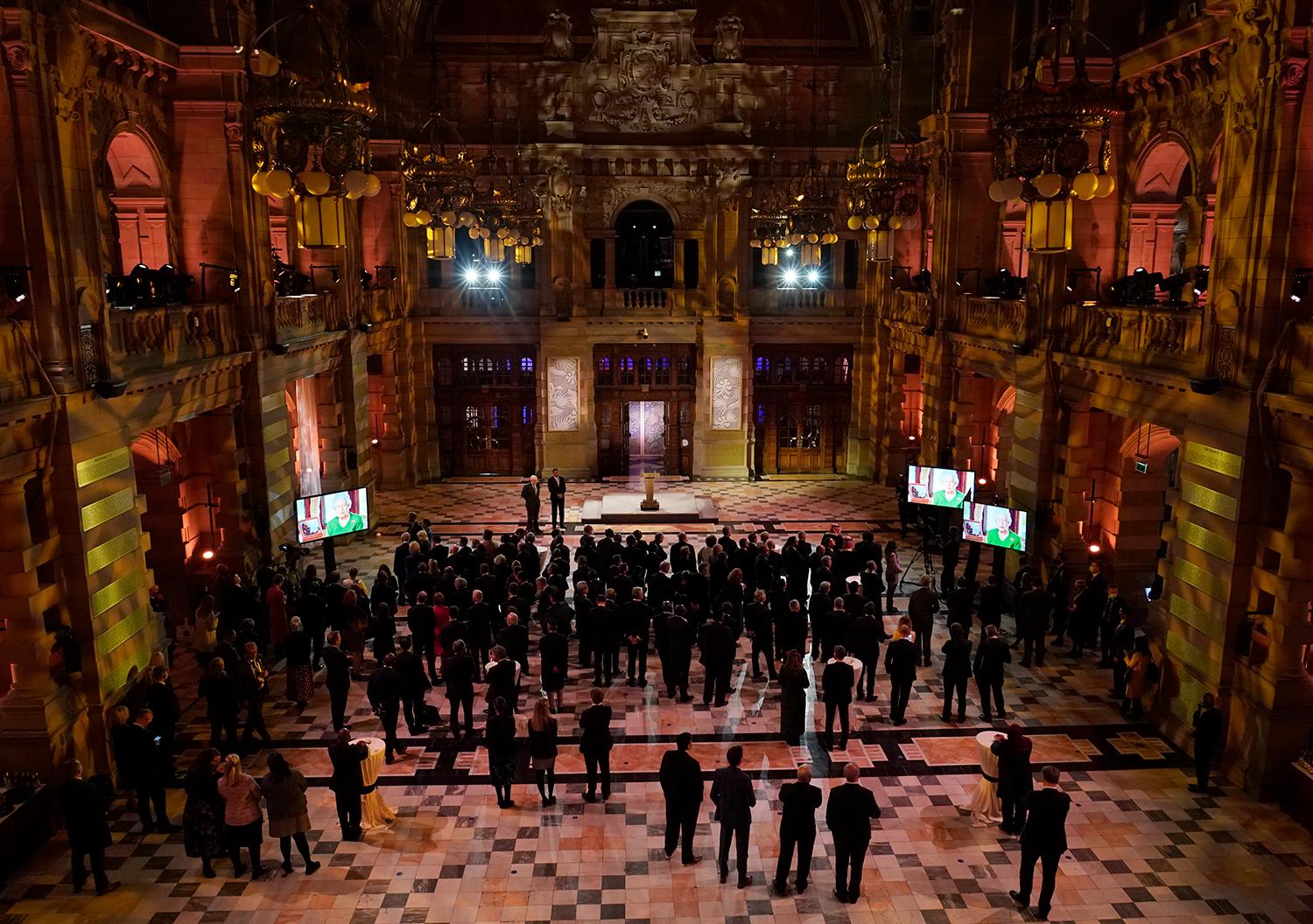 1. november 2021 Glasgow, Škótsko: Britská kráľovná Alžbeta II. na recepcii pri príležitosti otvorenia samitu COP26 cez obrazovku vyzvala svet na spoluprácu a jeho lídrov, aby sa povzniesli nad politiku okamihu.