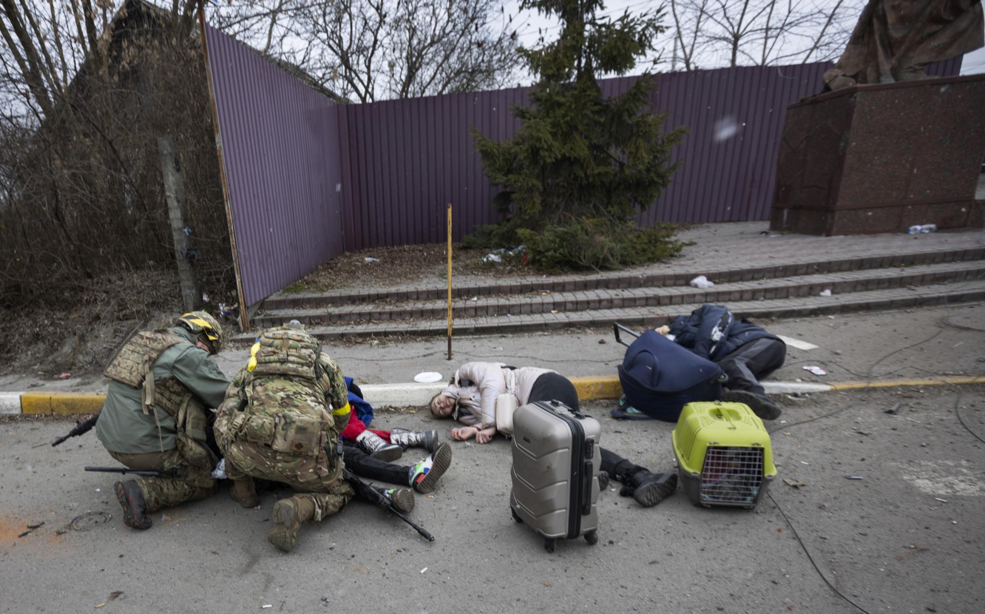 Ukrajinskí vojaci sa snažia pomáhať zraneným.