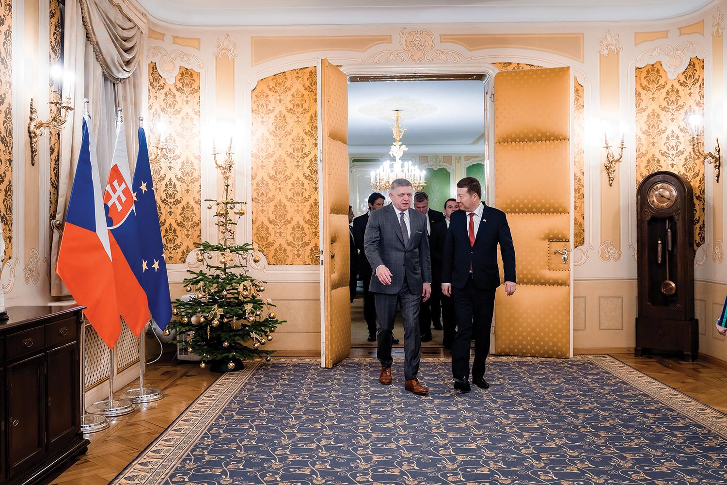 2. december 2025, Bratislava: Česká poslanecká delegácia na čele s Tomiom Okamurom na návšteve Slovenska, kde ich na Úrade vlády prijal premiér Robert Fico.