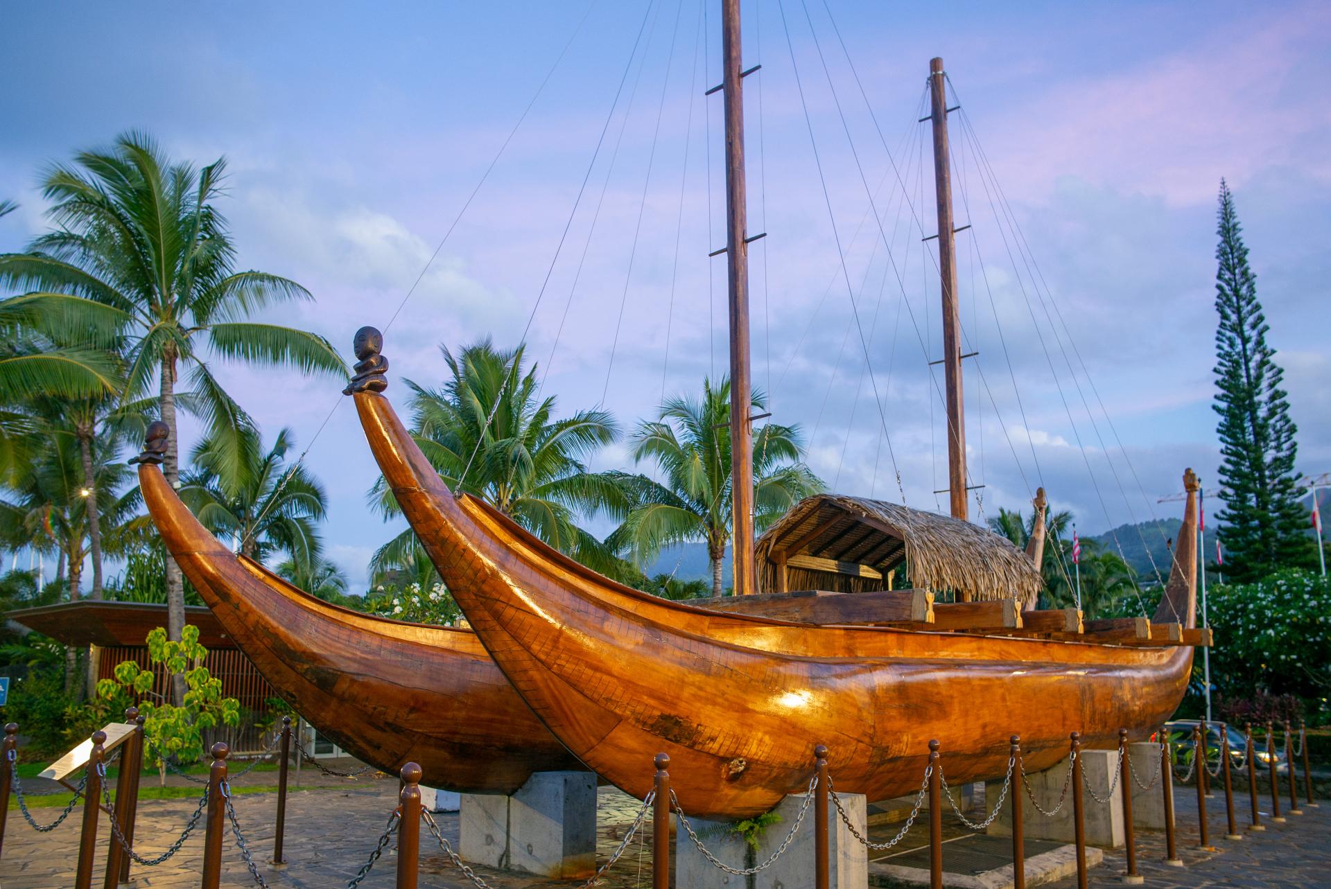 Na takýchto lodiach sa Polynézania vybrali na Havaj a odtiaľ na Tahiti.