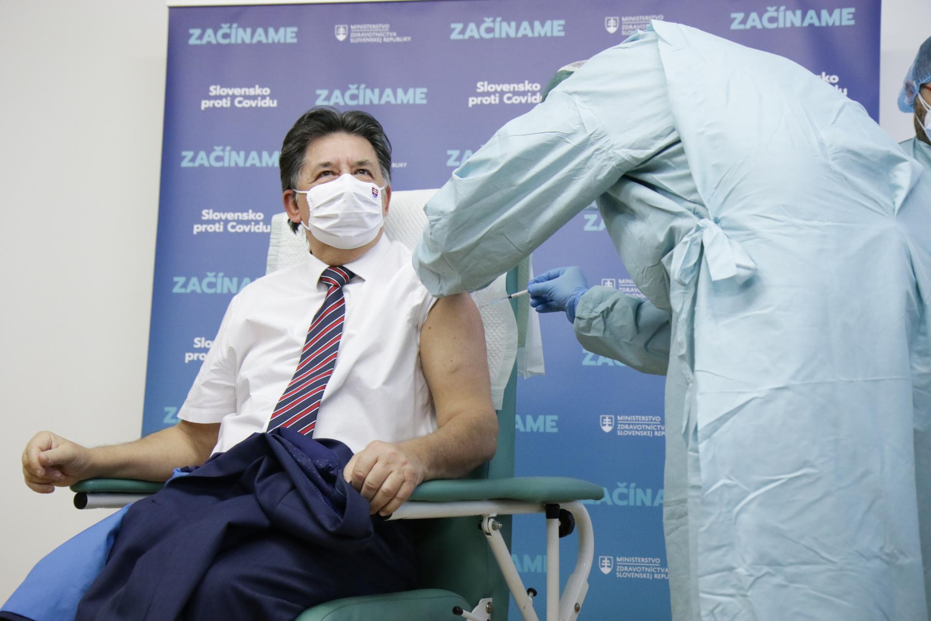 Minister životného prostredia SR Ján Budaj (vľavo) počas očkovania vakcínou na prevenciu ochorenia COVID-19 v Univerzitnej nemocnici Bratislava (UNB) v Ružinove. 
