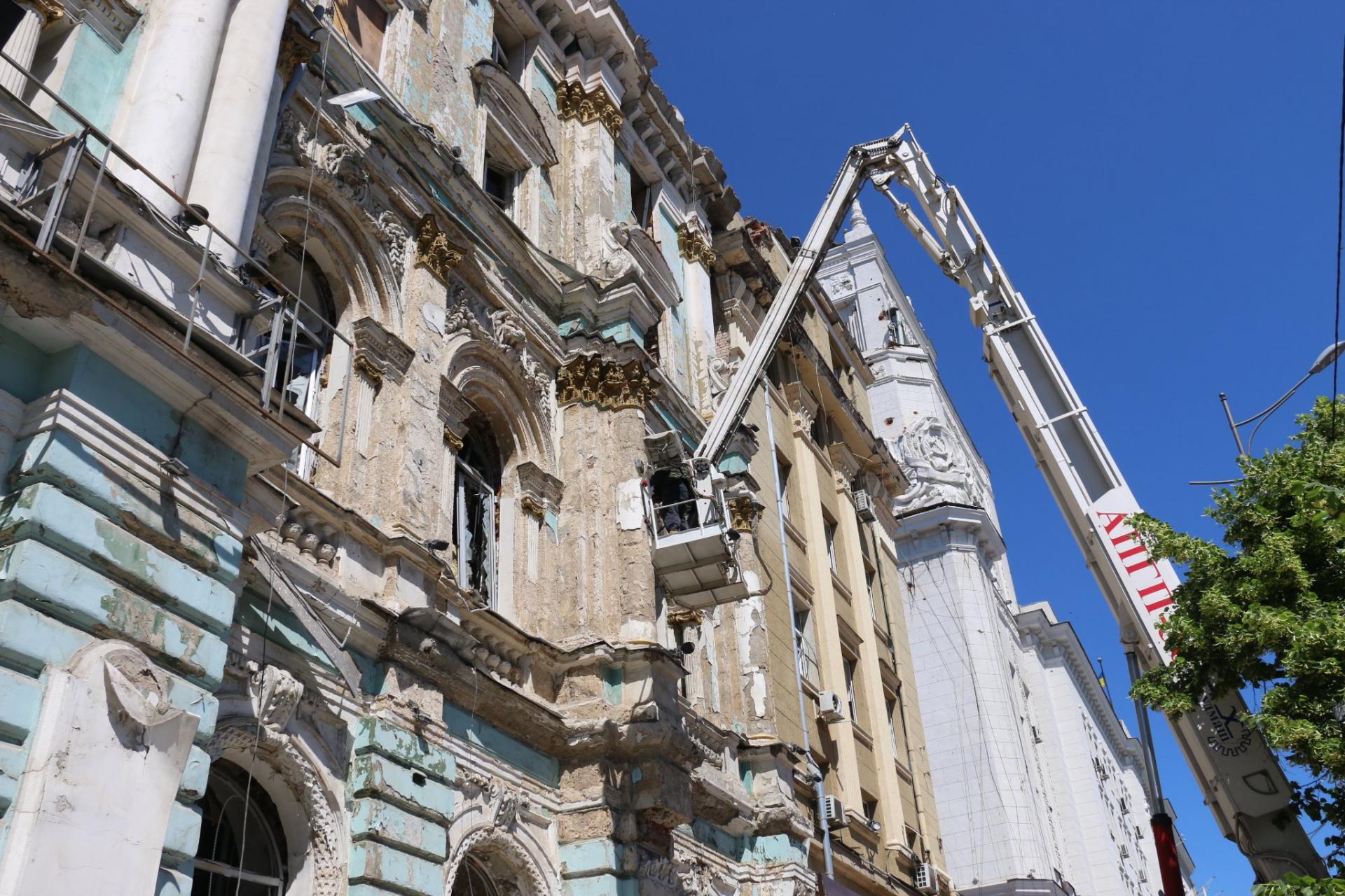 Charkov, odstraňovanie trosiek administratívnej budovy zasiahnutej na začiatku vojny (2).