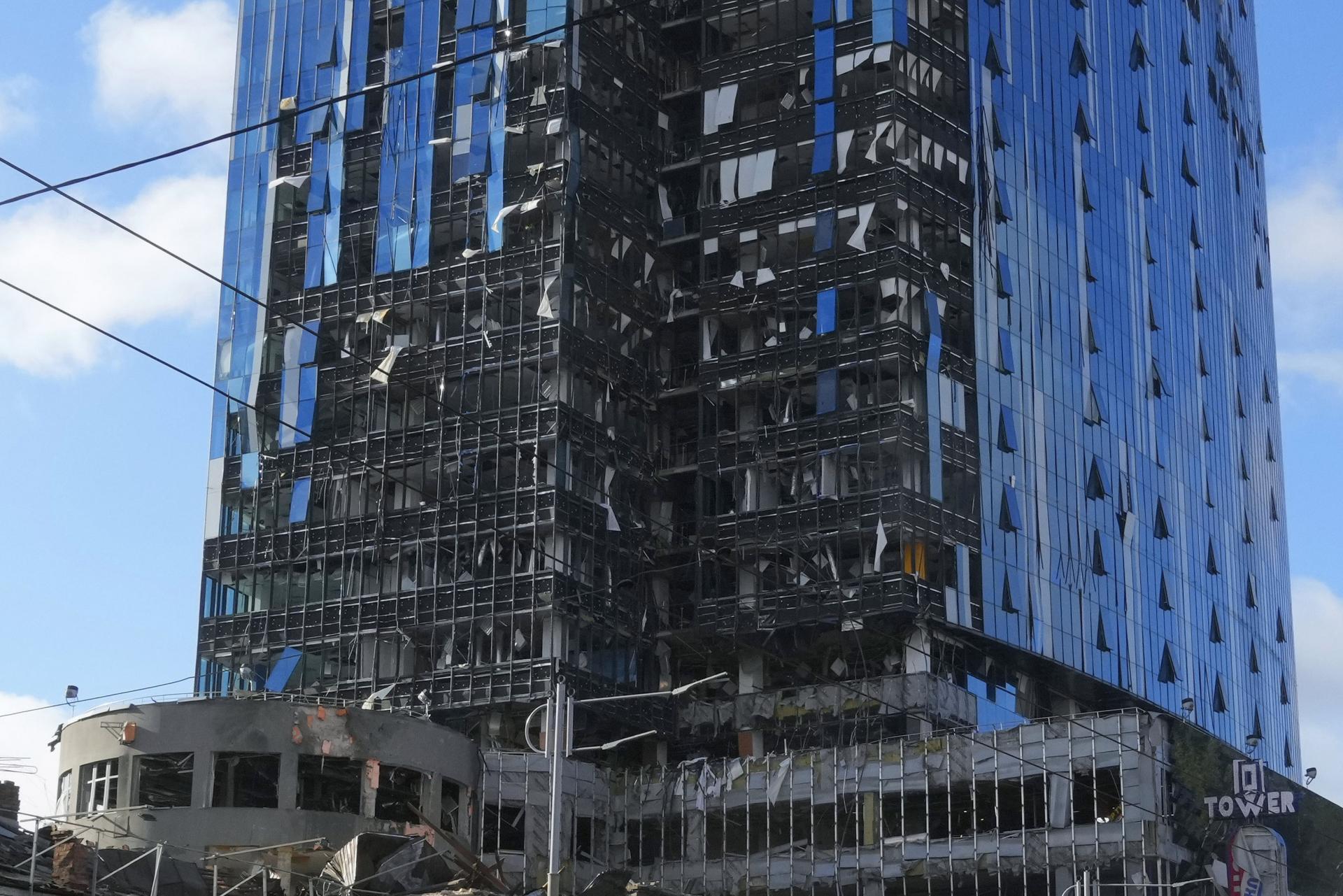 Poškodená výšková budova v Kyjeve na Ukrajine v pondelok 10. októbra 2022.