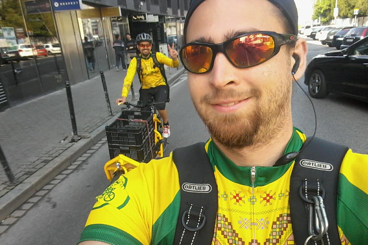 Cyklokuriér Šimon Krošlák s kolegom (vzadu).