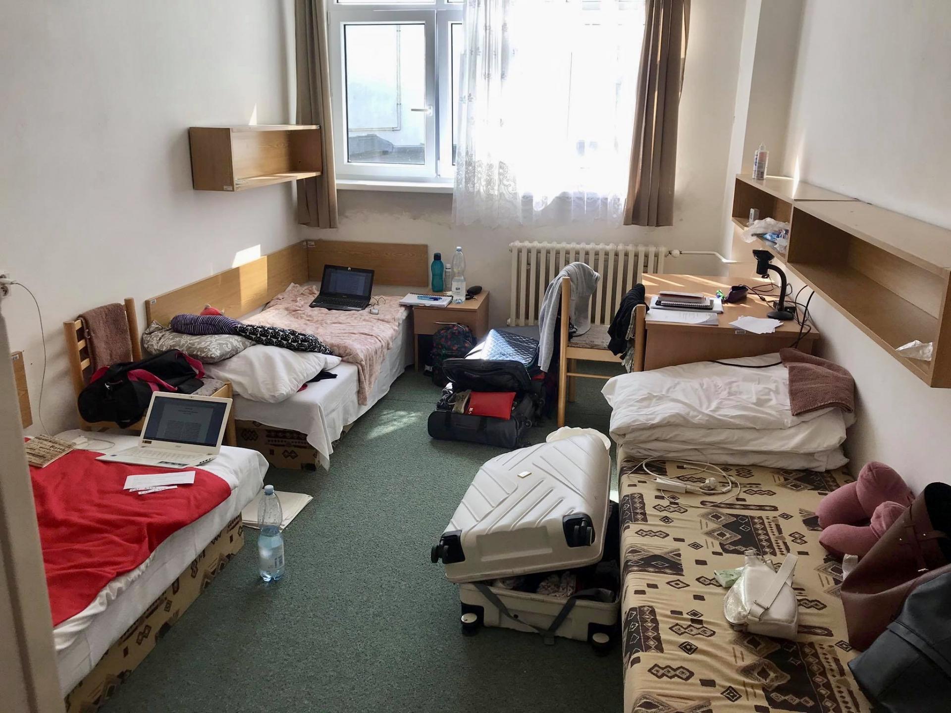 Takto vyzerá izba v Centre účelových zariadení – stredisko Inštitút pre verejnú správu v bratislavskej Dúbravke, kde je v karanténe aj 21-ročná Kristína zo Zvolena.