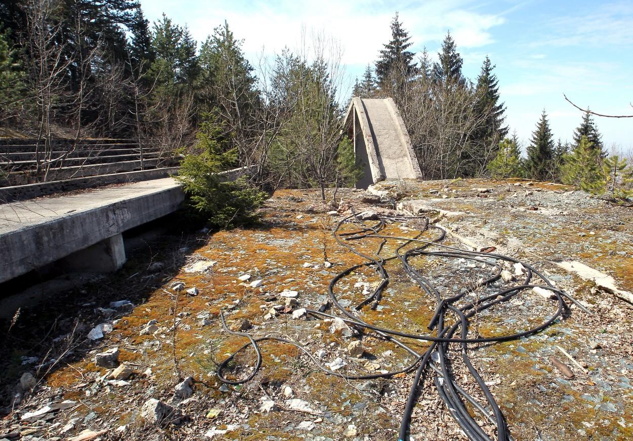 Skokanský mostík a bobová dráha pri Sarajeve sa pomaly ale iste stávajú obeťou bujnej vegetácie.