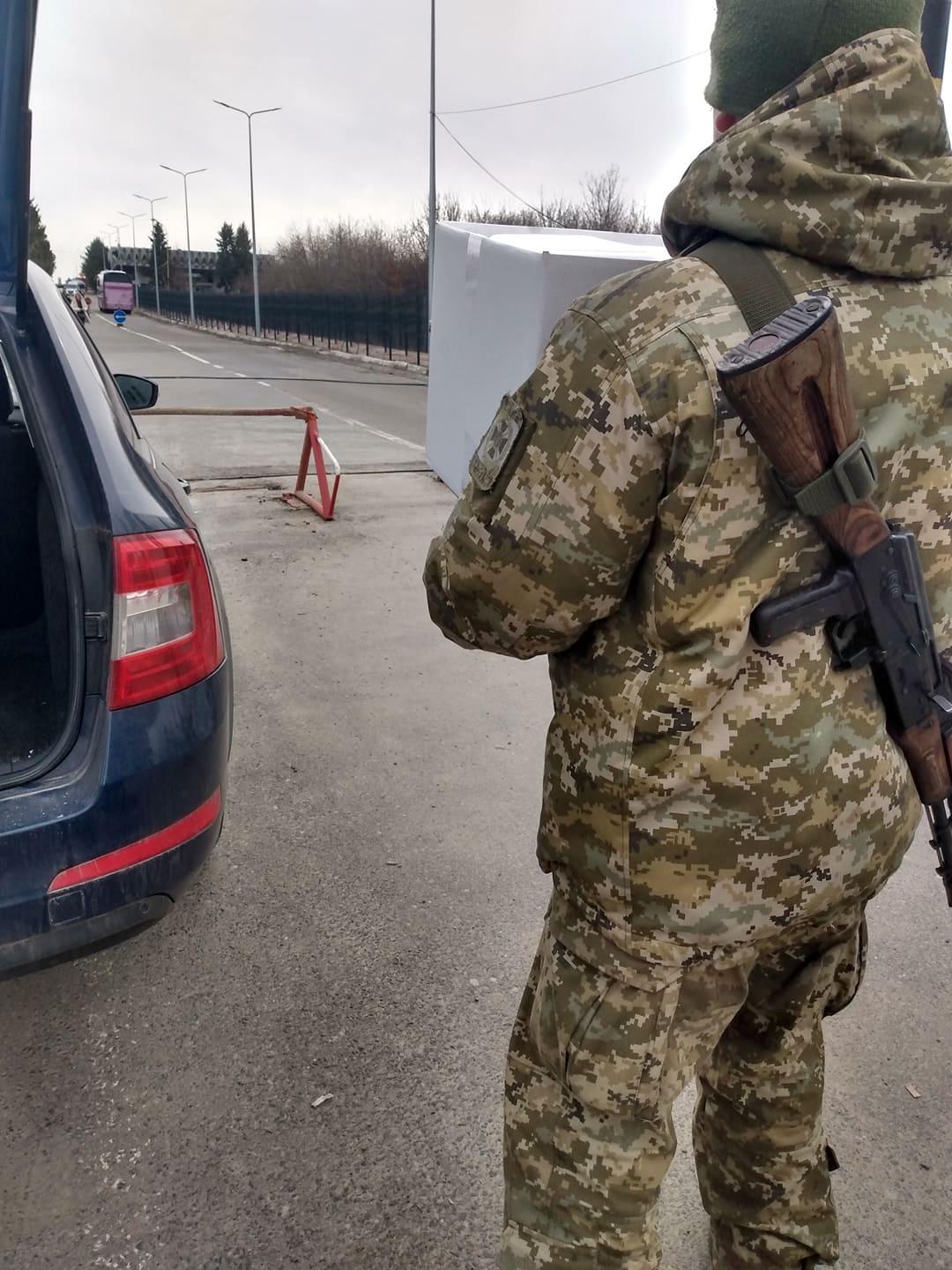 Ukrajinskí vojaci na hranici Vyšné Nemecké. Slováci im nosia obedy.