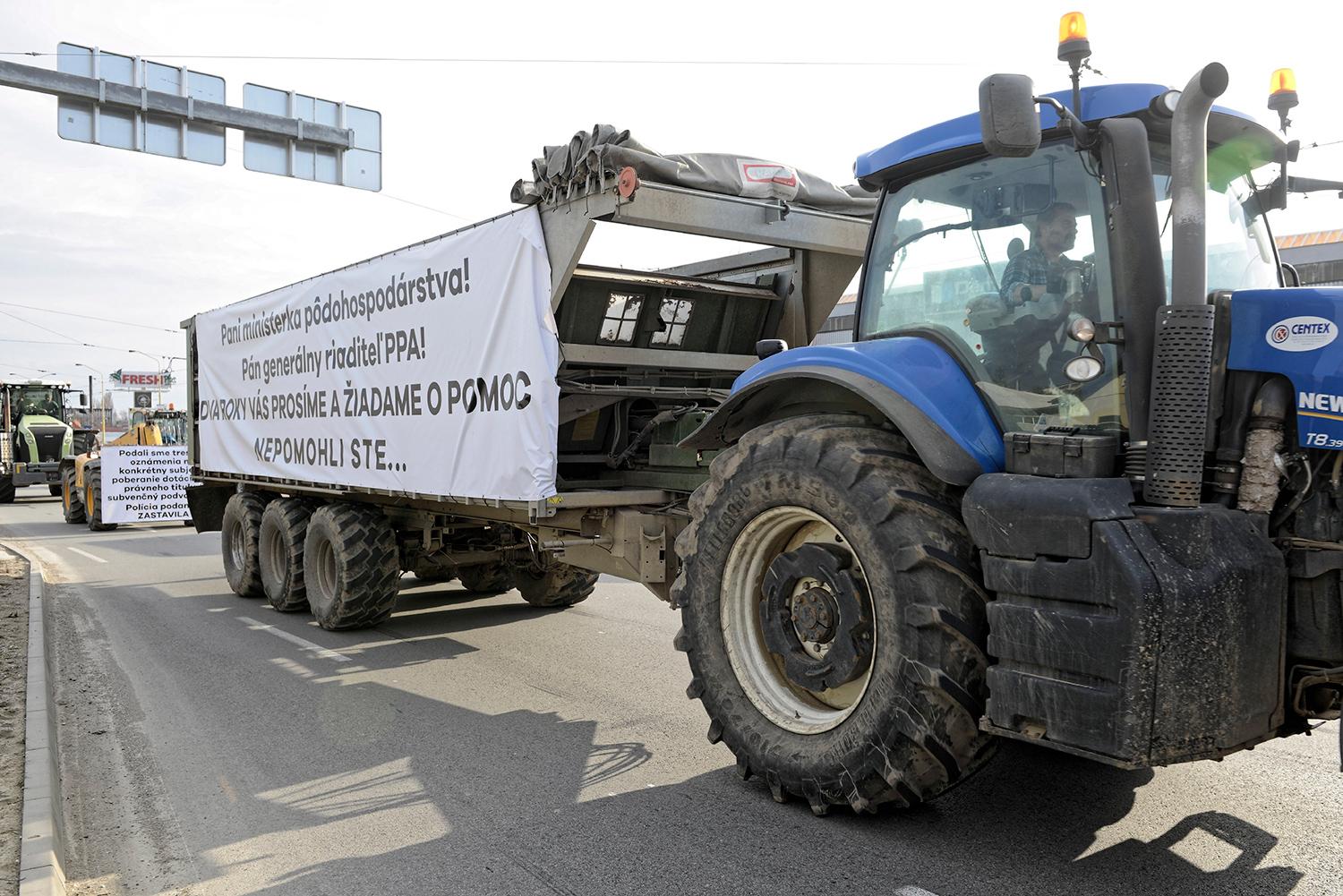 5. apríl 2018 Košice: Kolóna ťažkých strojov s vyrobenými transparentmi počas protestnej jazdy farmárov.