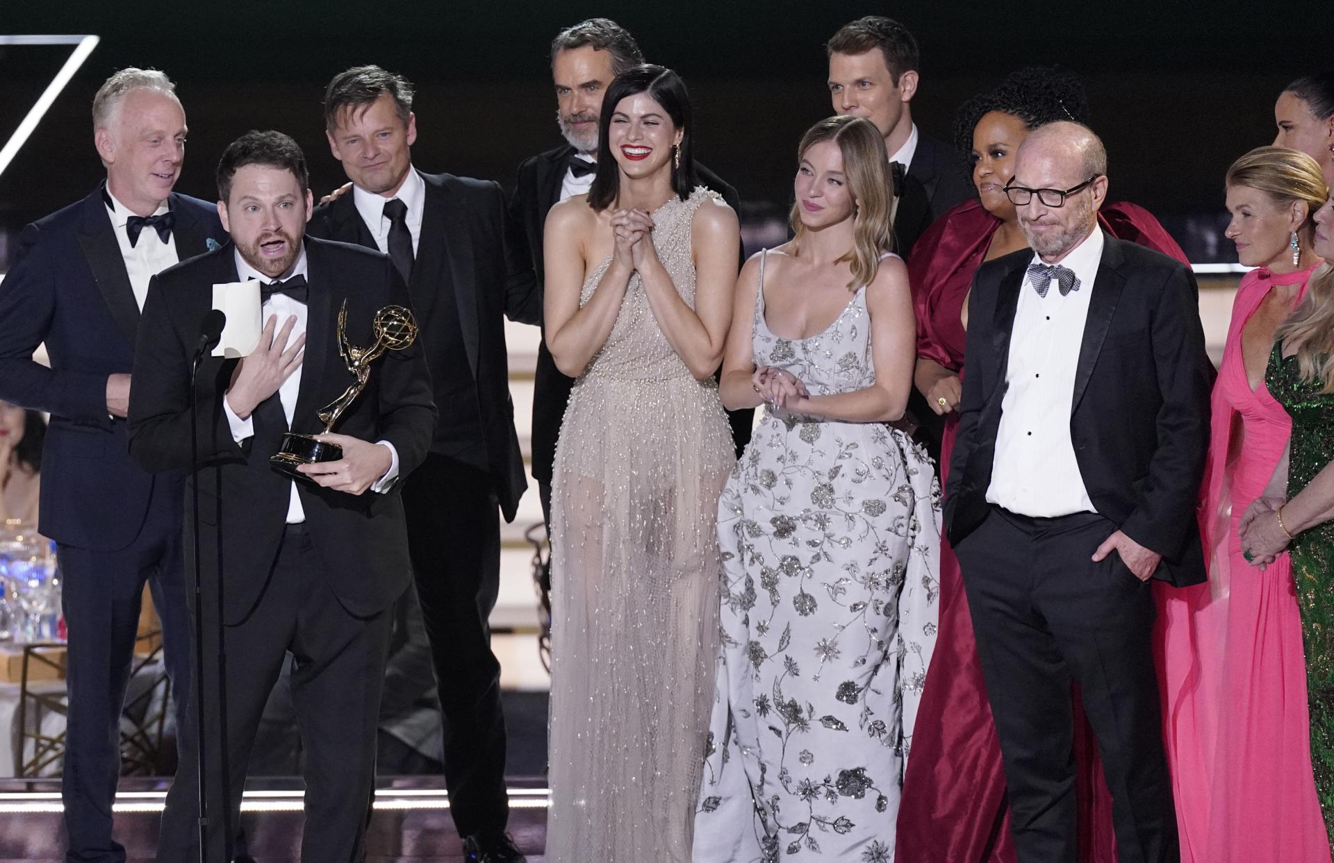Herci a štáb filmu "The White Lotus" prijímajú cenu Emmy za vynikajúcu limitovanú alebo antologickú sériu