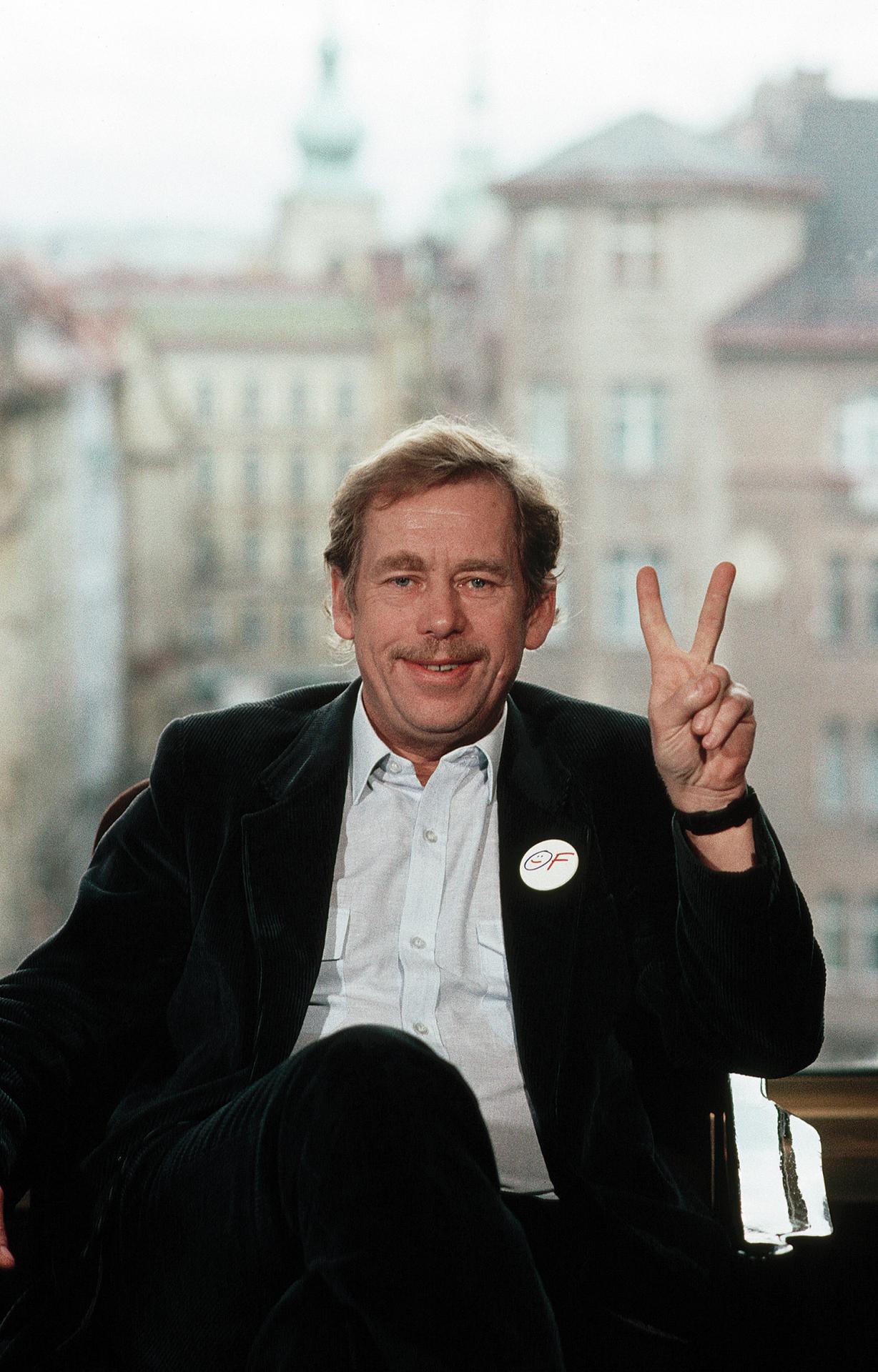 Václav Havel v roku 1989 s jeho typickým gestom víťazstva.