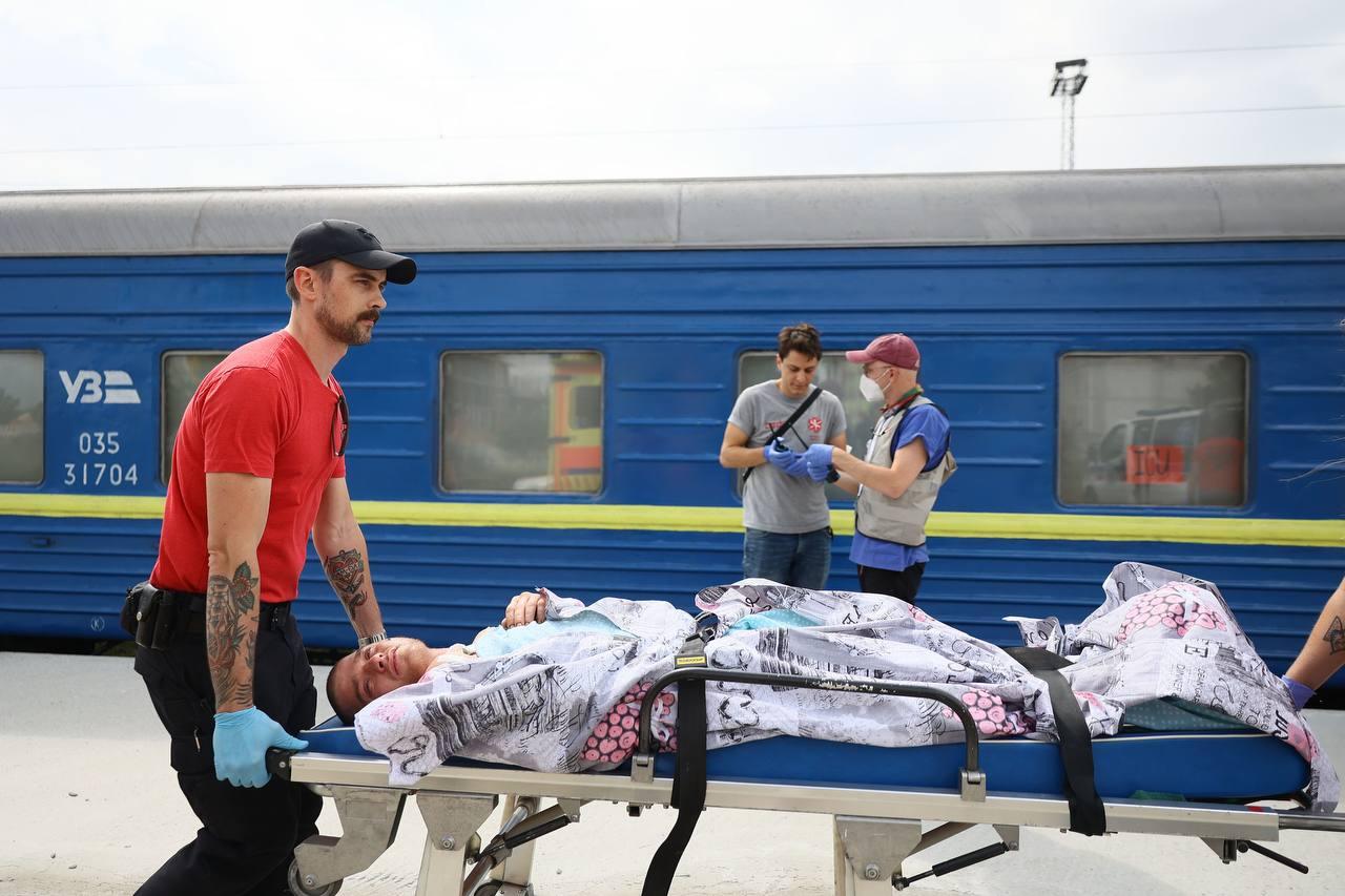 Evakuácia 20 zranených do mesta Ľvov z oblastí Dnepropetrovsk a Doneck 