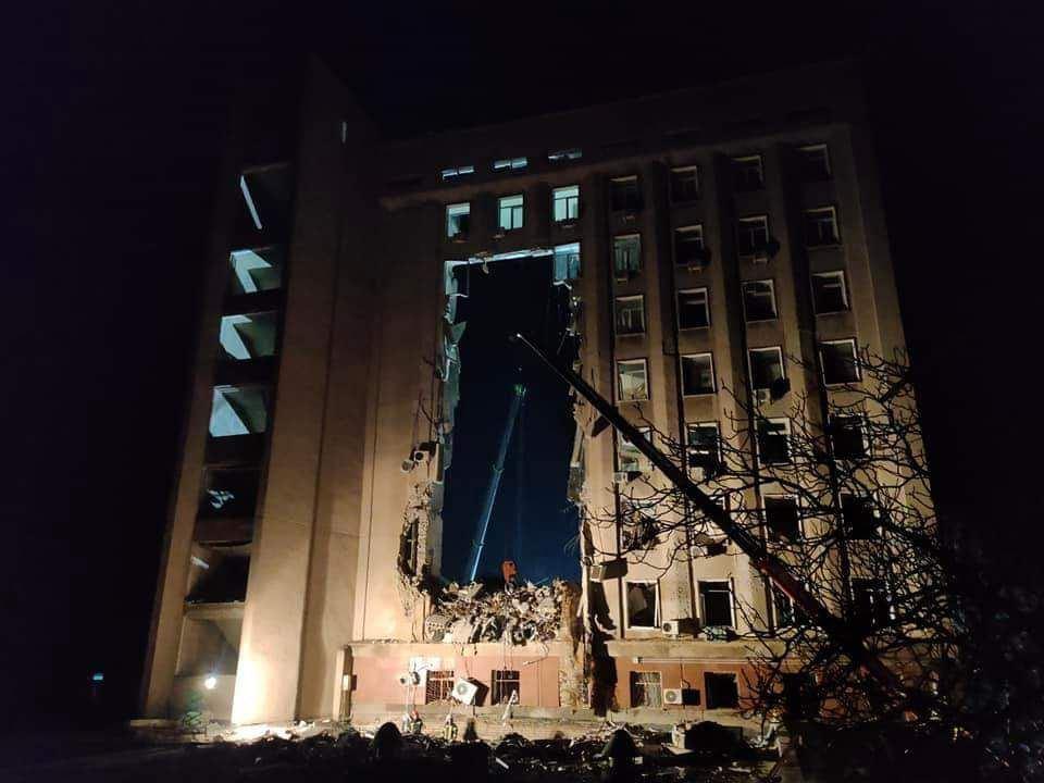 Mykolajiv. 16 ľudí zahynulo v troskách zbombardovanej budovy.