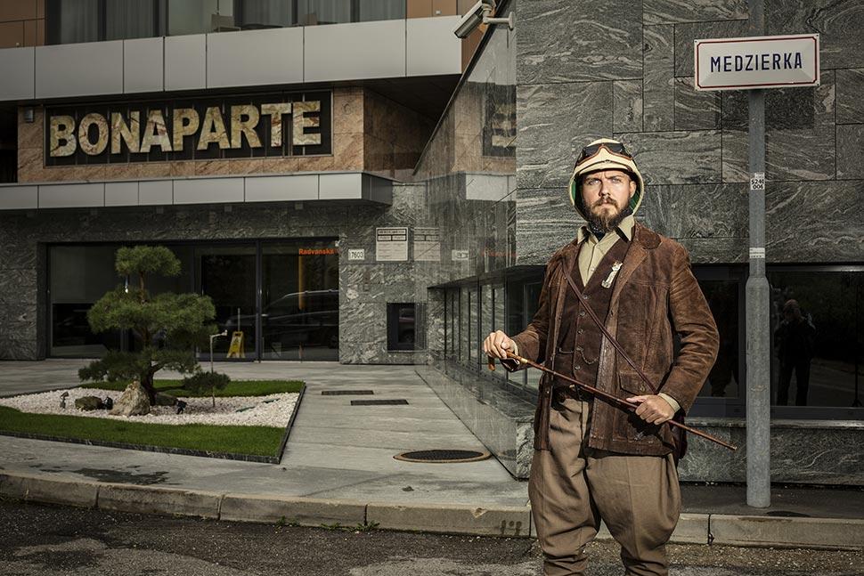 Peter Hricák v prestrojení za kolonialistu z devätnásteho storočia. Mladý nadšenec histórie sa stal jednou z tvárí letnej série protestov.
