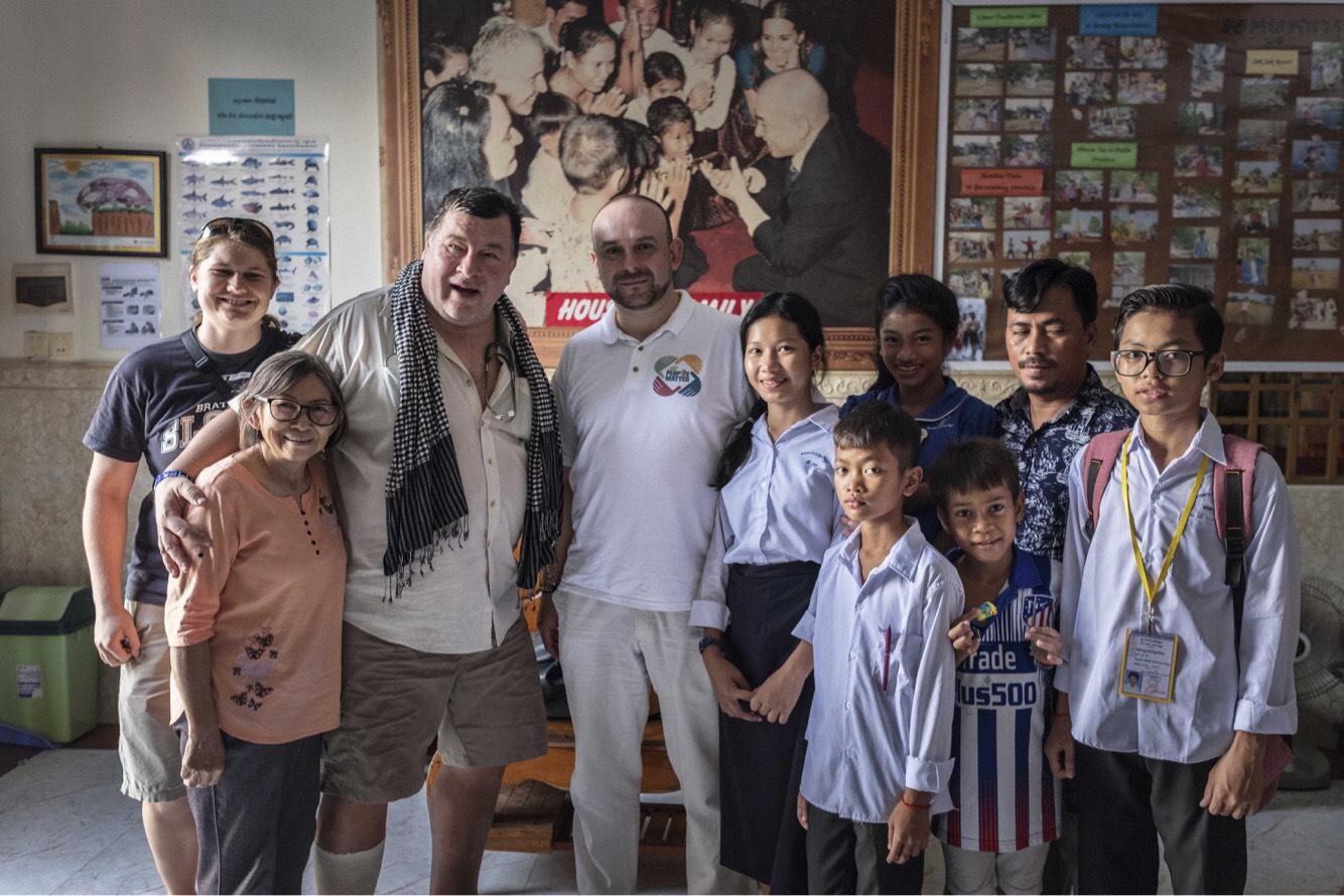 Michal Oláh s profesorom Vladimírom Krčmérym v Kambodži