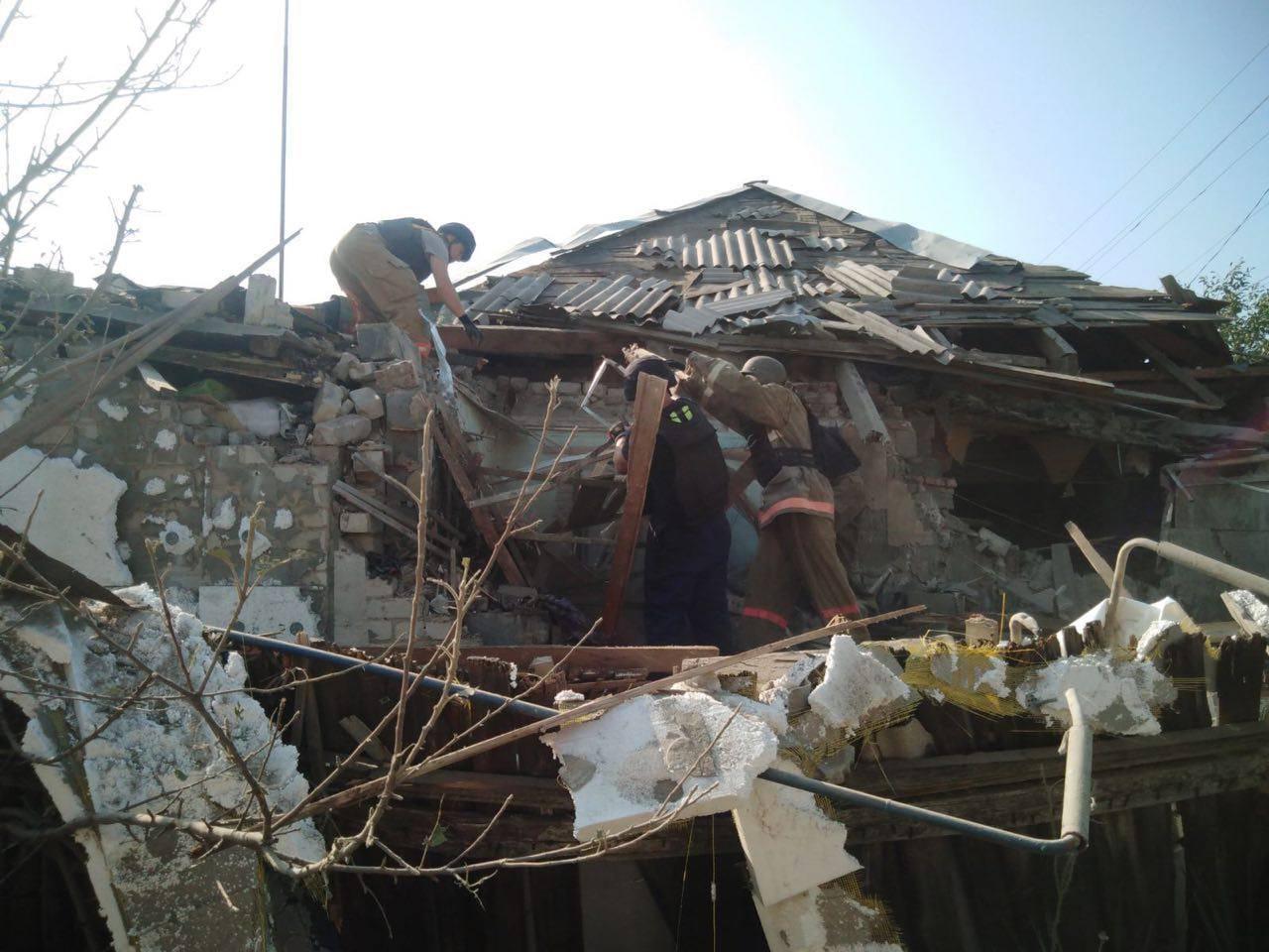 Bachmut, Donecký región. Telo mŕtvej ženy vyniesli z trosiek zničeného domu