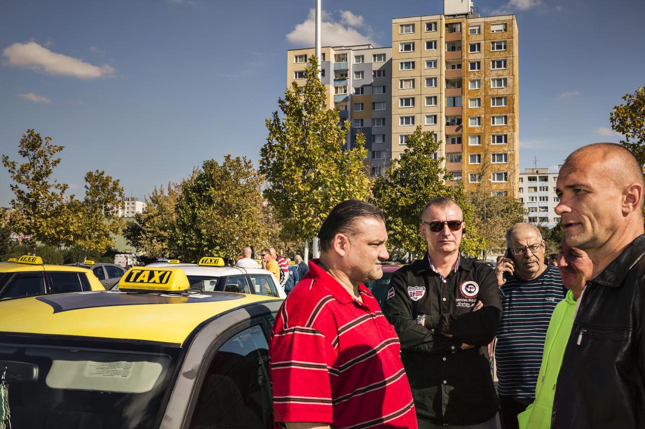 Taxikári pomaly sa zhromažďujúci pred petržalským Tescom, kde protestný sprievod štartoval.