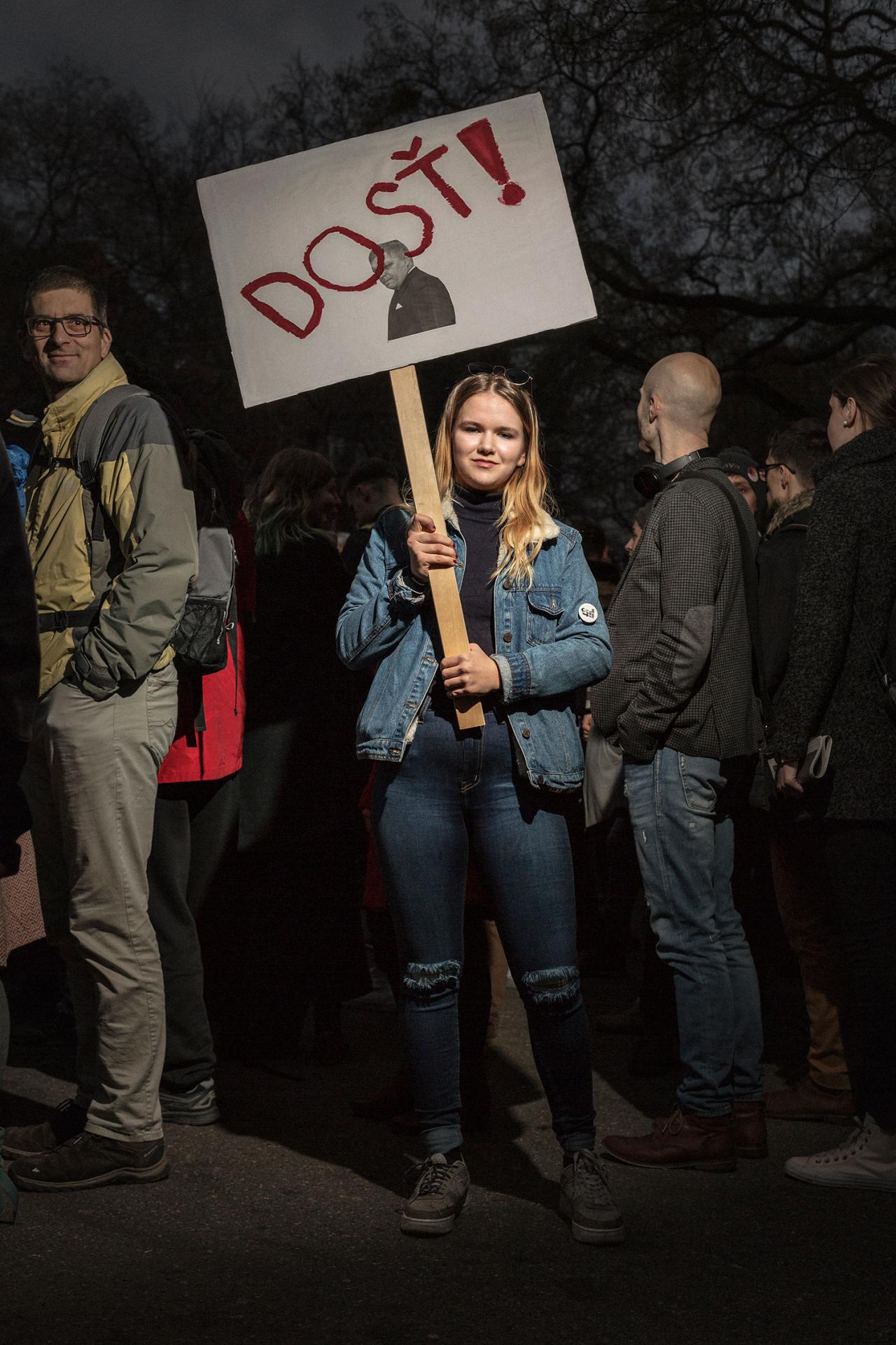 21. február 2019 Bratislava: Laura Fedorová má 16 rokov, je z Trnavy a študuje na Športovom gymnáziu Jozefa Herdu. „Fico reprezentoval dlhé roky Slovensko spôsobom, akým by nemal. Len sa na nás vyškiera a nestihol ho žiadny trest. Mal by ísť preč!“ Učastníkov protestného zhromaždenia sme fotili na Námestí SNP a farmárov na Tyršovom nábreží.