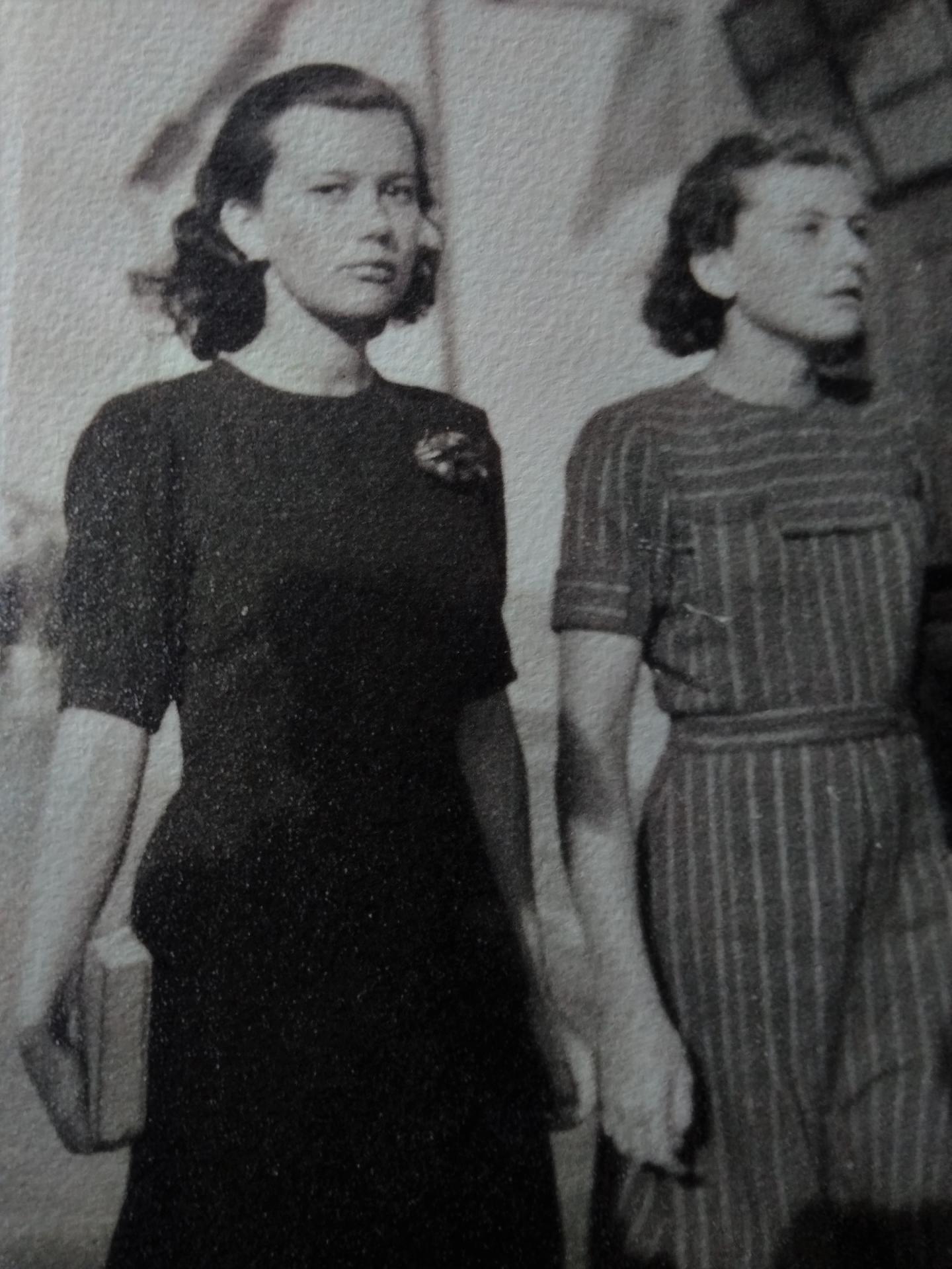 Marta Ličková so sestrou Magdou v 40. rokoch