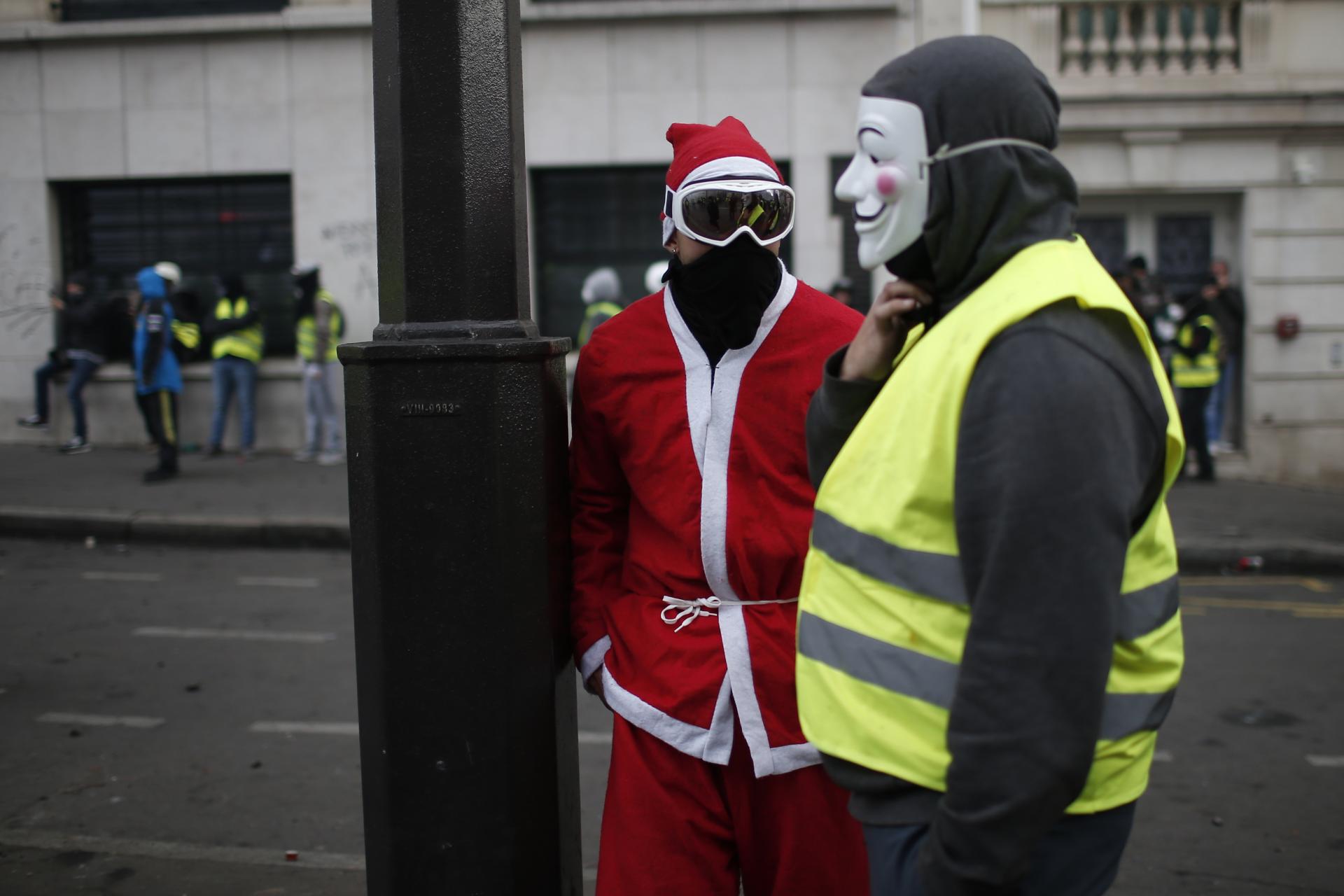 Demonštranti v sobotu protestovali aj pred prezidentským palácom. 