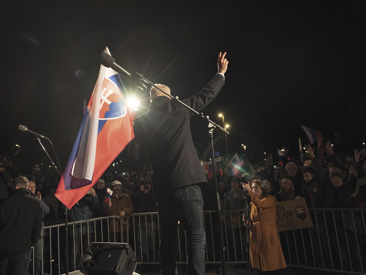 Ivana Korčoka prišli podporiť demokraticky zmýšľajúci ľudia, v dave viali slovenské vlajky. Na pódiu rečnili aj známe osobnosti Robert Bezák, Milan Kňažko či speváčka Ema Drobná.