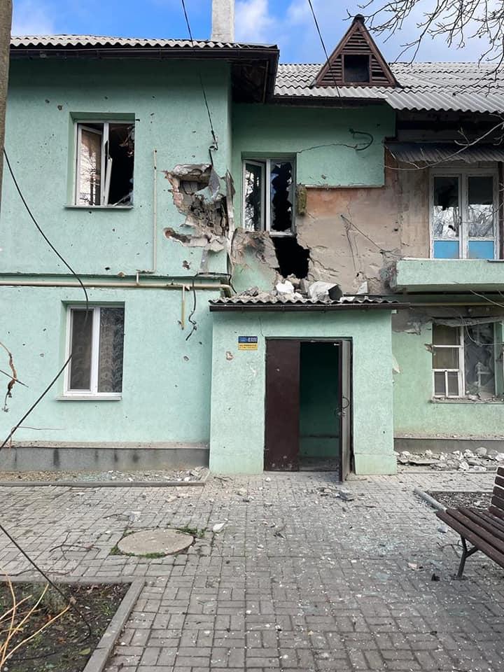 Donecký región. Na fotografii poškodená administratívna budova, no ostreľované boli i rodinné domy