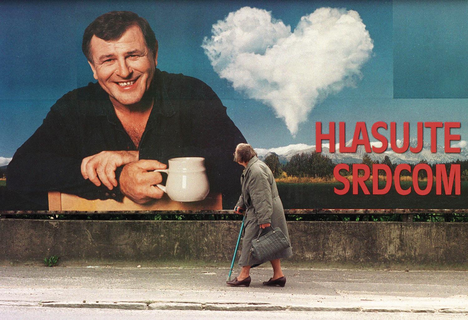 20. september 1998, Bratislava: Vladimír Mečiar na predvolebnom bilborde HZDS päť dní pred parlamentnými voľbami. Silný vodca prináša pocit bezpečia a vlastnej sily.