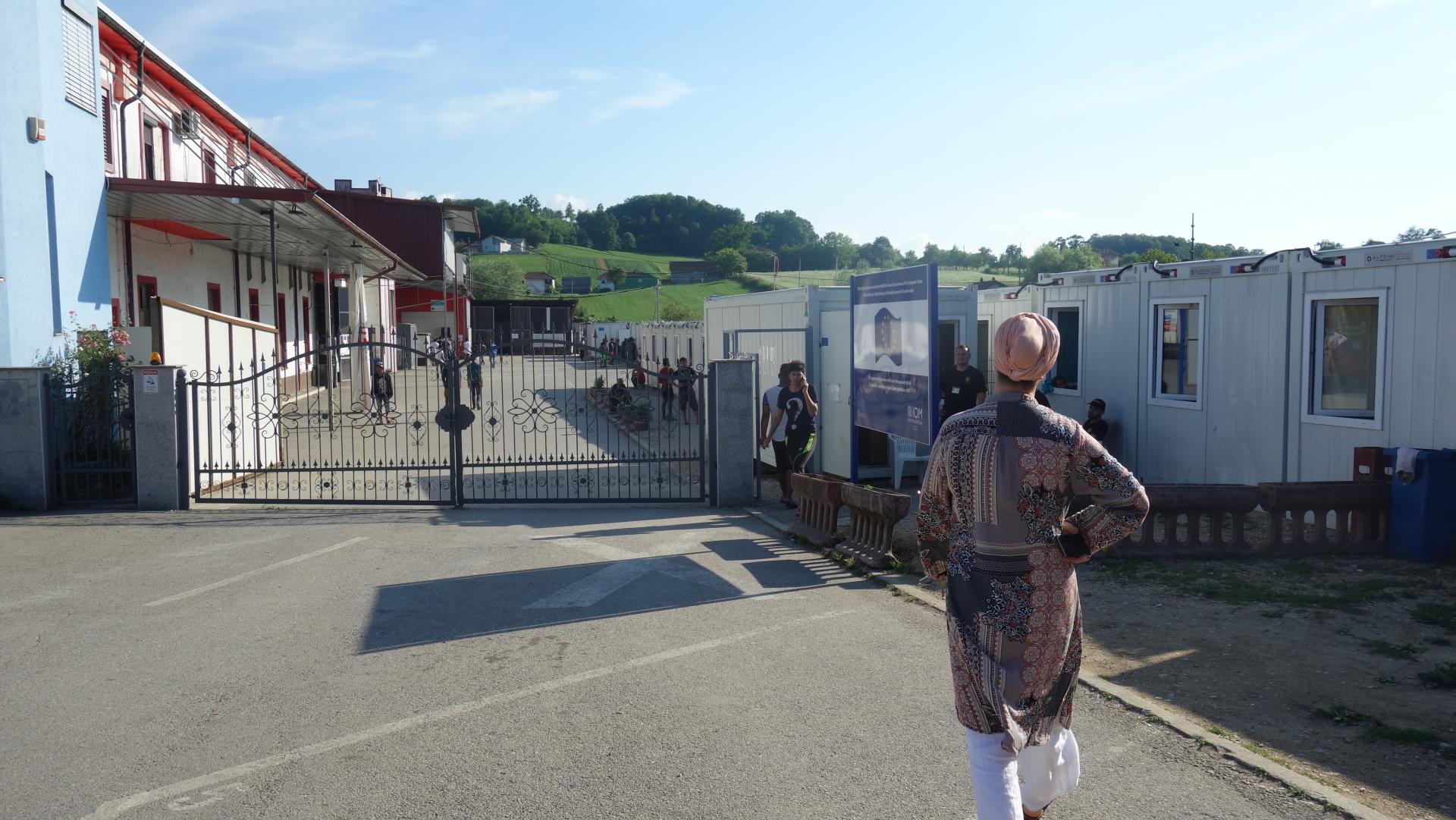 Dobrovoľníčka Zehida pred utečeneckým táborom. Ľuďom bez domova pomáha aj pod hrozbou veľkej finančnej pokuty.