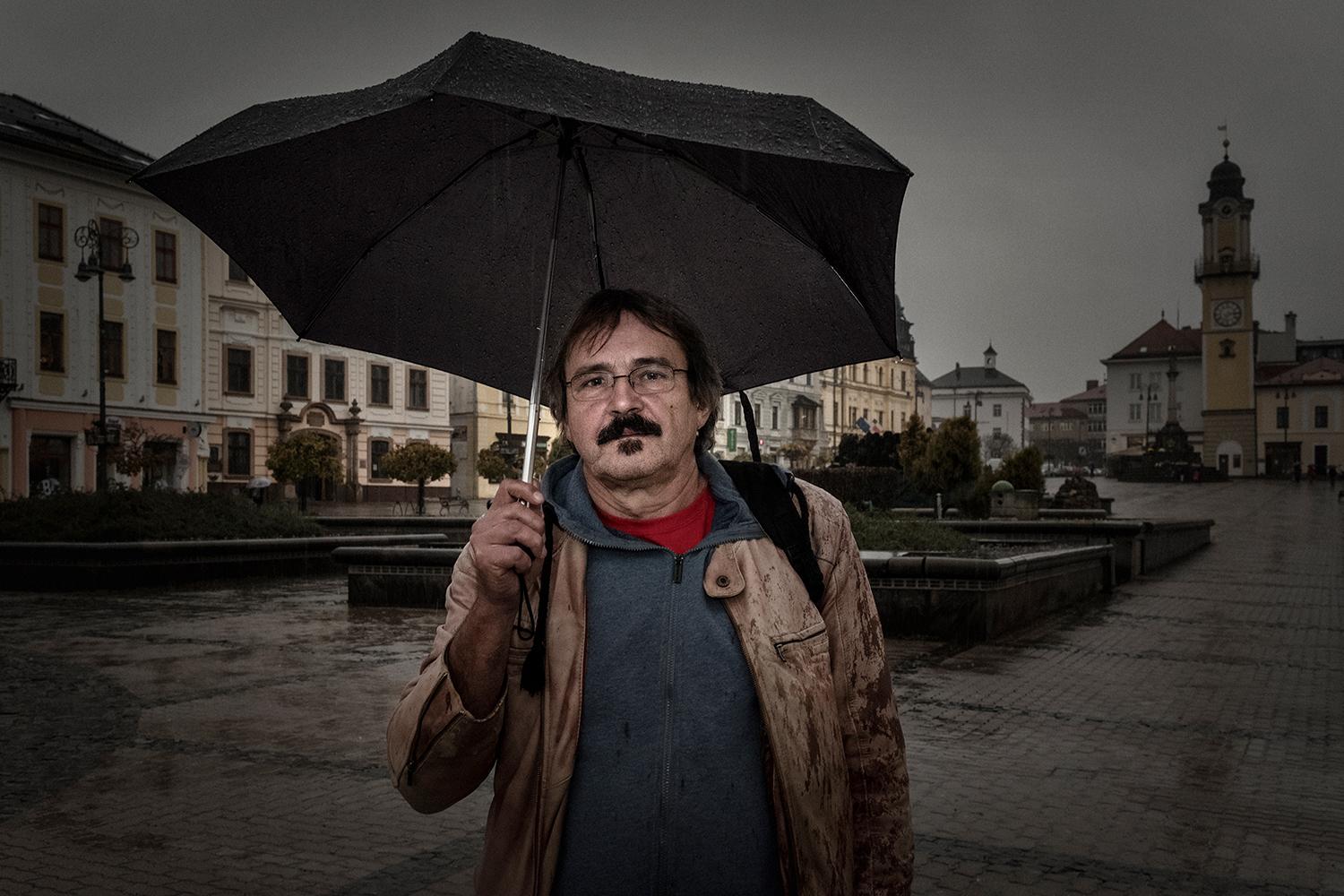 Maroš Krajčovič, 65 rokov, Banská Bystrica. Počas generálneho štrajku 27. novembra 1989 stál na banskobystrickom Námestí SNP a počul, ako doslova hučalo šepotom ľudí. Mlčiaca väčšina v našej spoločnosti podľa neho stále nenašla vnútornú slobodu.