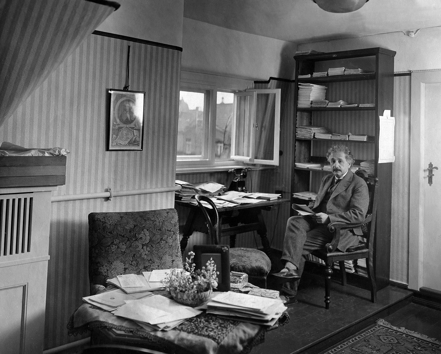 Albert Einstein nebol nikdy spokojný s pravdepodobnostnou interpretáciou kvantovej mechaniky. Jedným z jeho najprepracovanejších argumentov proti tejto interpretácii bol takzvaný Einstein – Podolsky – Rosen paradox.