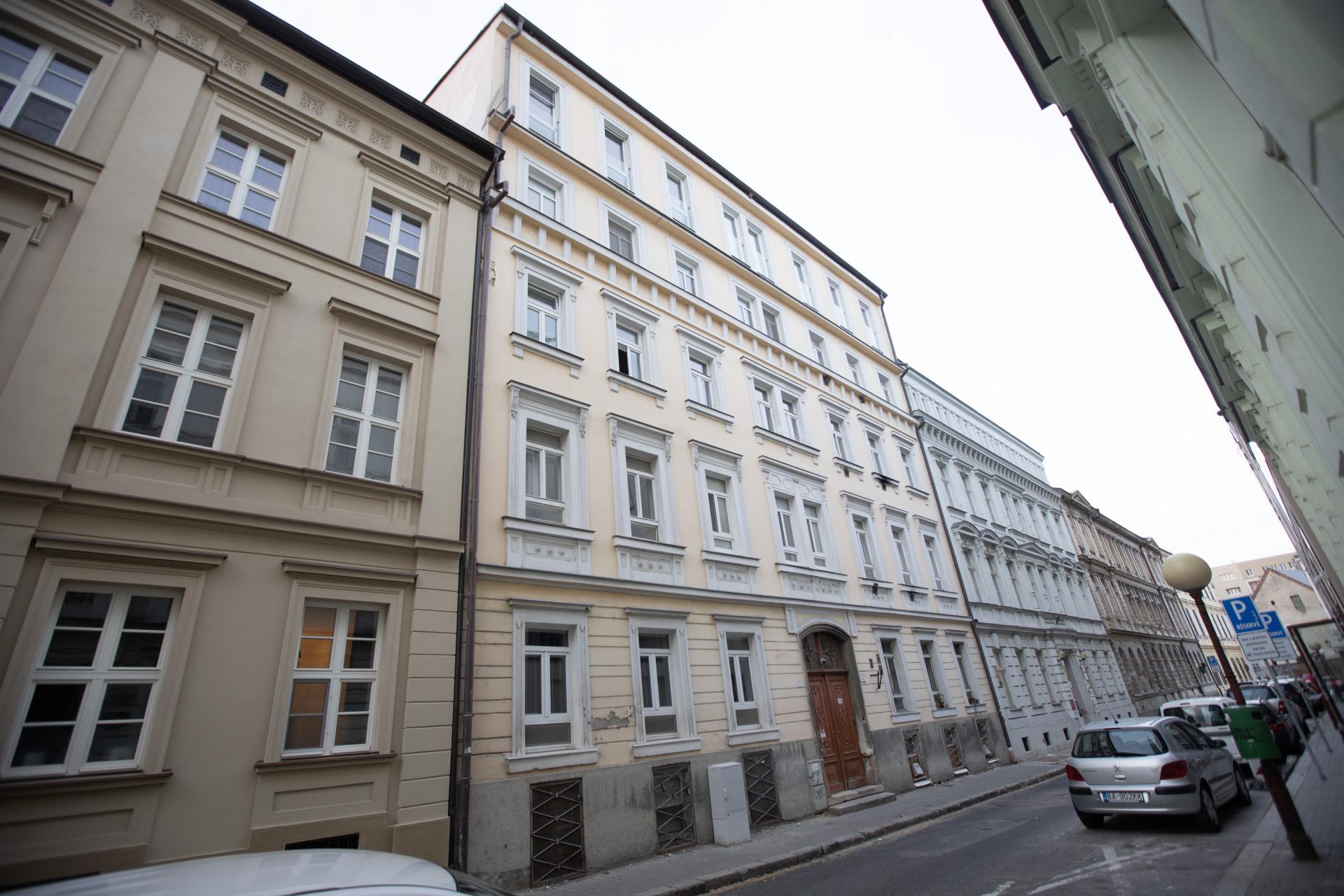 Budova v centre Bratislavy, kde si minulý týždeň kúpil 20-ročný syn Kajetána Kičuru dva byty. Bez hypotéky.