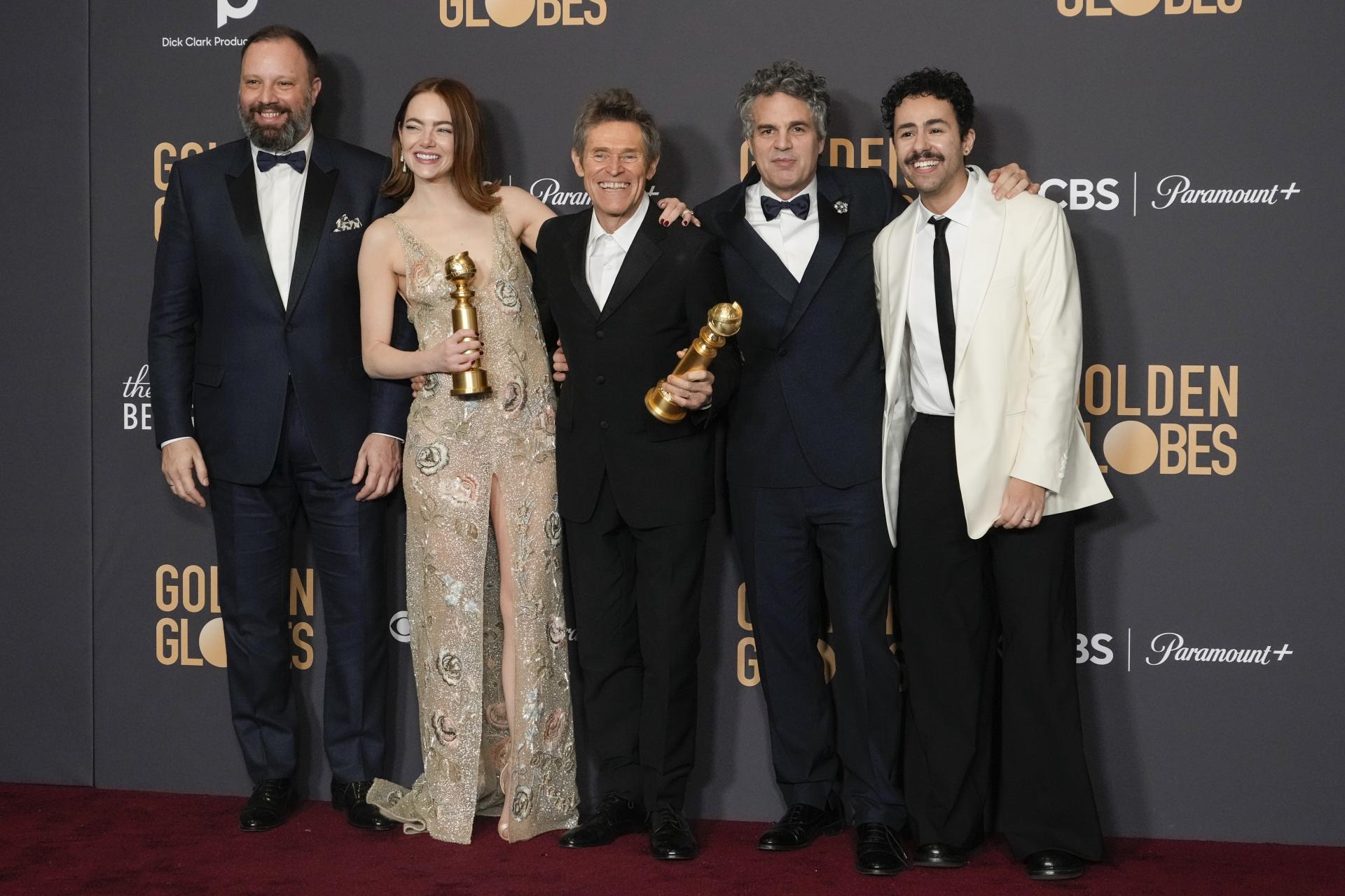 Zľava Yorgos Lanthimos, Emma Stone, Willem Dafoe, Mark Ruffalo a Ramy Youssef pózujú s cenou za najlepší film, muzikál alebo komédiu za „Poor Things“