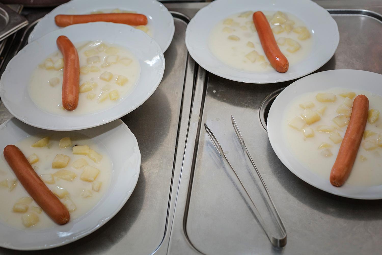 Škola bude musieť variť pre všetkých žiakov, no – v závislosti od atraktivity obeda – sa každý deň príde najesť iný počet detí.