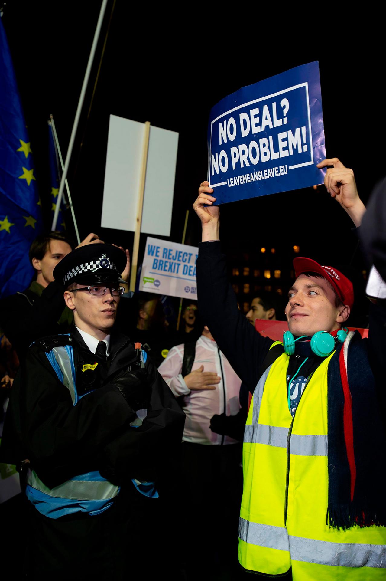 15. január 2019 Londýn, Spojené kráľovstvo: Stúpenec odchodu Veľkej Británie z EÚ bez dohody pred budovou parlamentu.