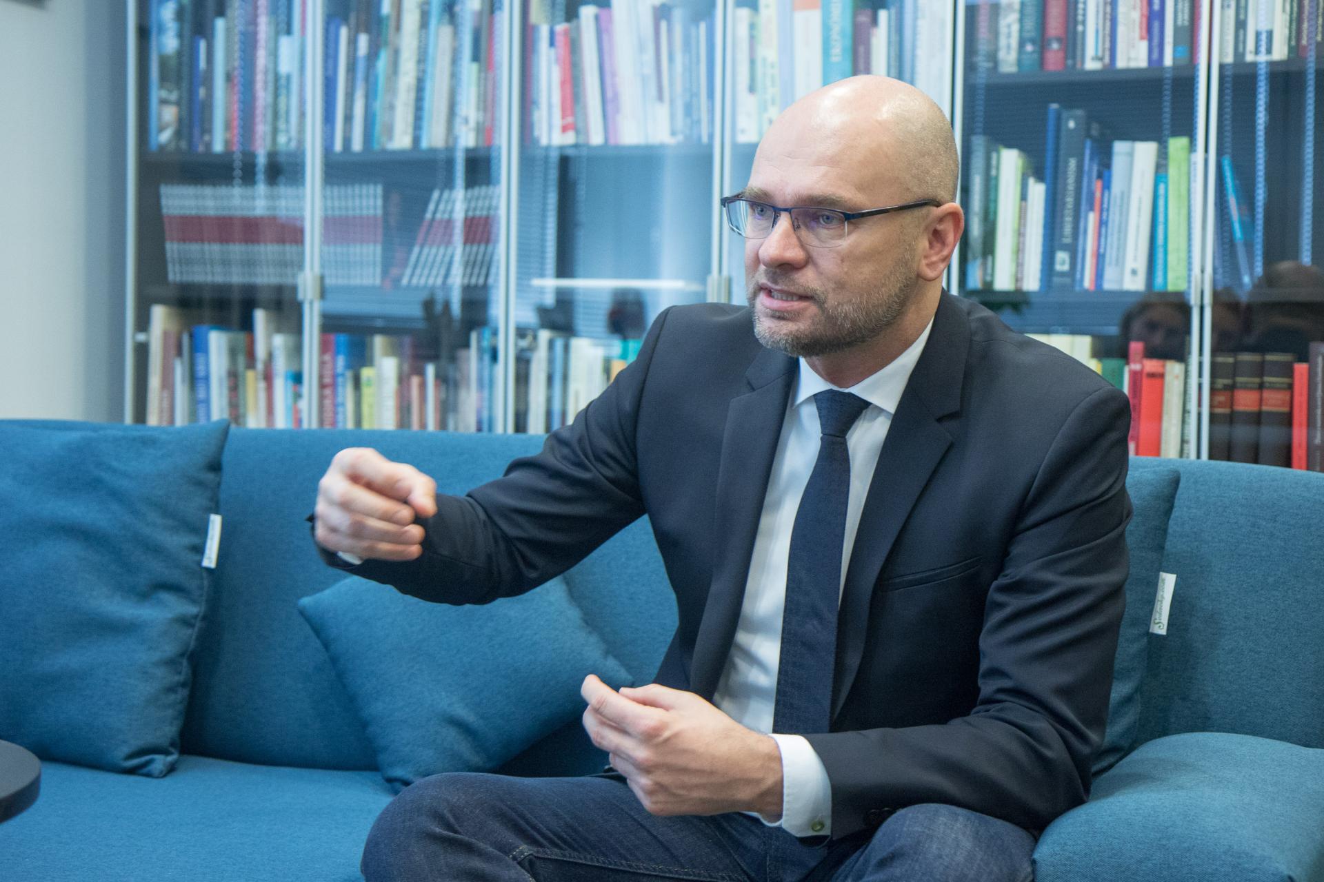 Podľa europoslanca a šéfa strany Sloboda a Solidarita (SaS) Richarda Sulíka existuje „diktát Bruselu“ a Slovensko členstvom v EÚ stratilo časť suverenity.