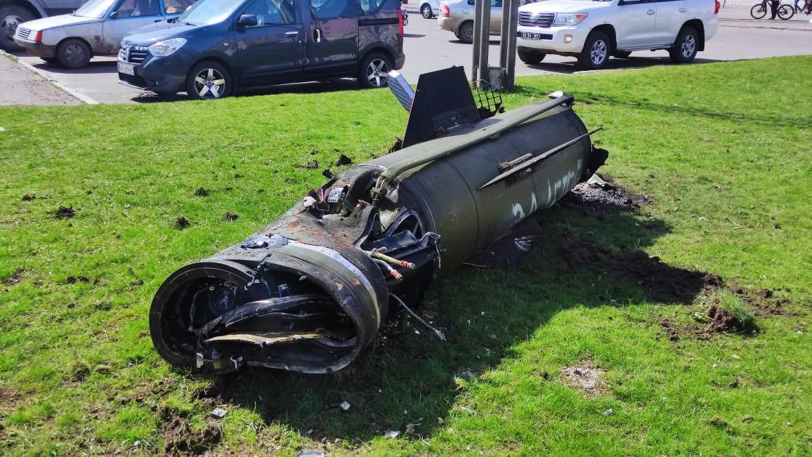 Raketa, ktorá dopadla na železnicu stanicu Kramatorsk