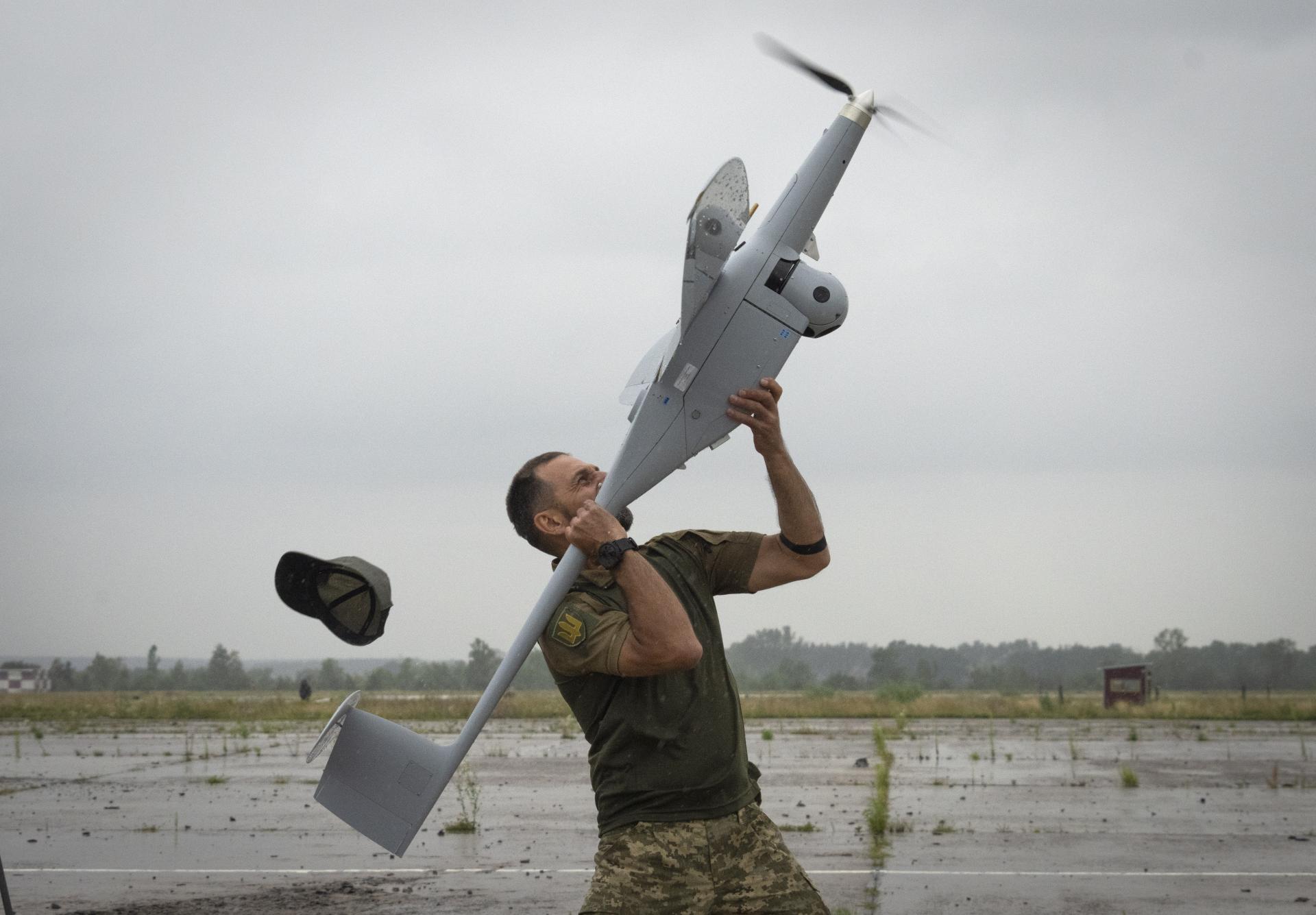 Ukrajinský vojak vypúšťa poľský prieskumný dron FlyEye od spoločnosti WB Electronics SA, ktorý využíva ukrajinská armáda, v Kyjevskej oblasti na Ukrajine.