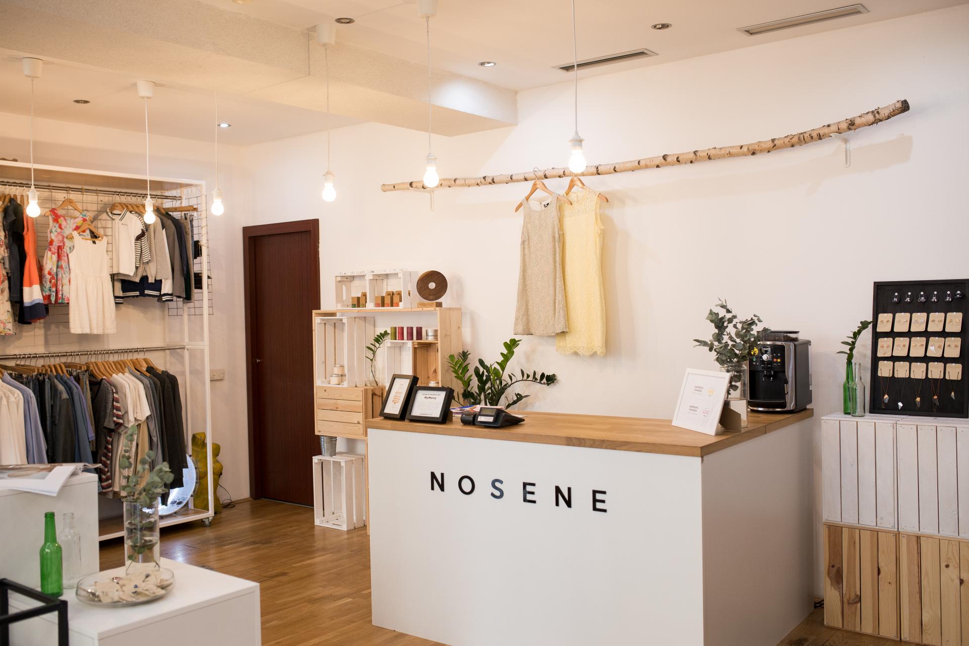 V predajni NOSENE je oblečenie dôkladne poukladané a zákazník v nej nájde len zopár kúskov. 