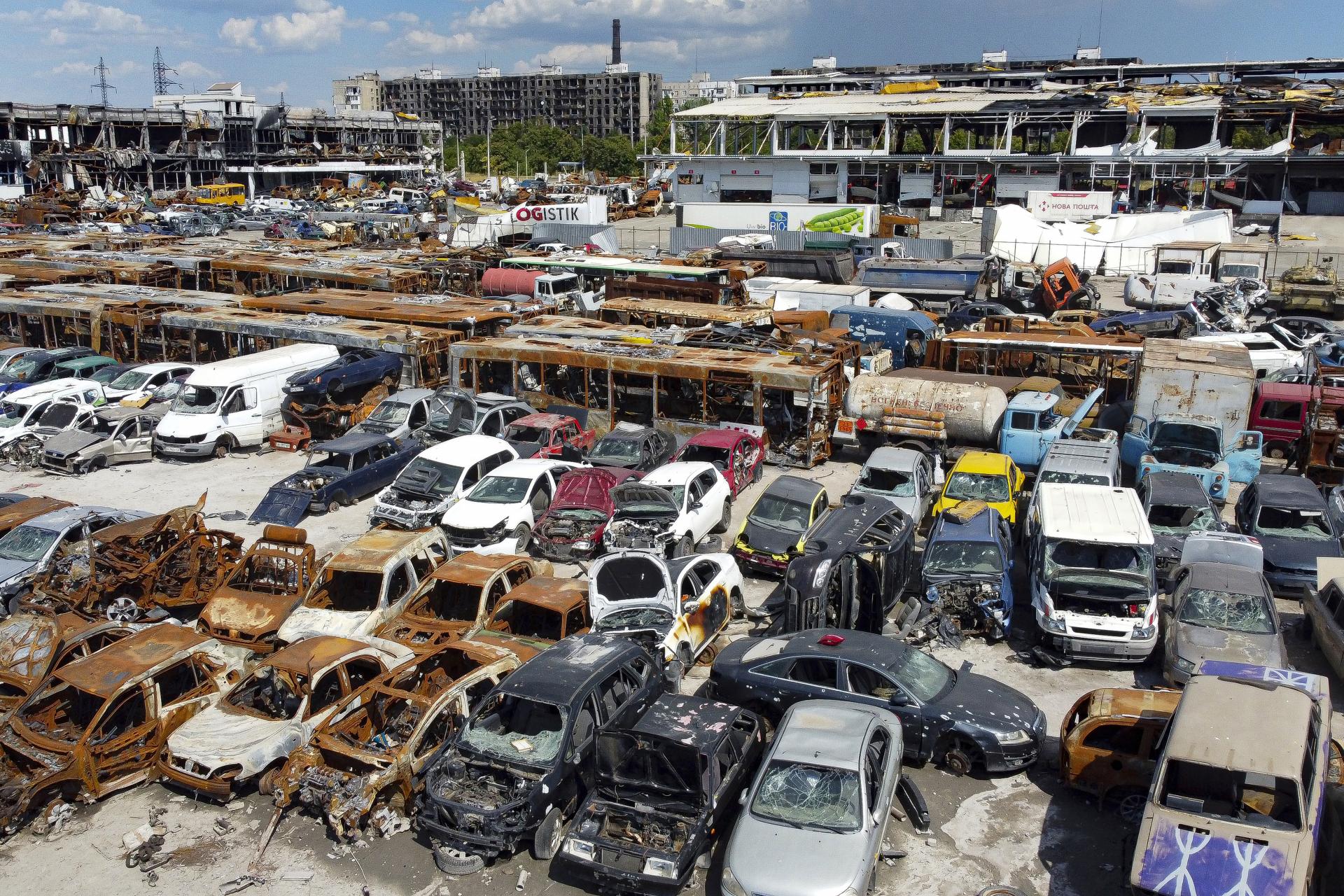 Zničené vozidlá a technika v okupovanom meste Melitopoľ na juhu Ukrajiny. 