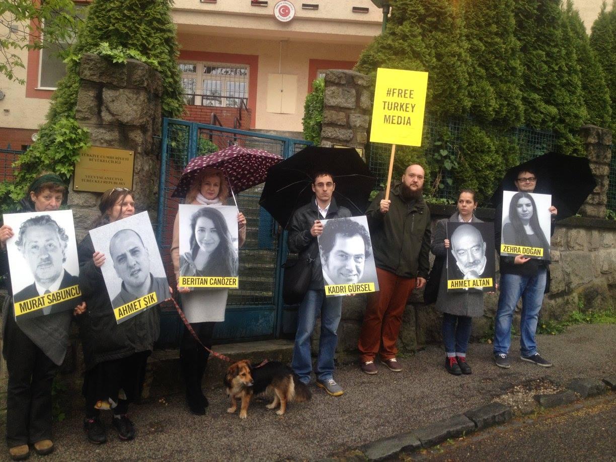 Protestujúci proti pomerom v krajine.