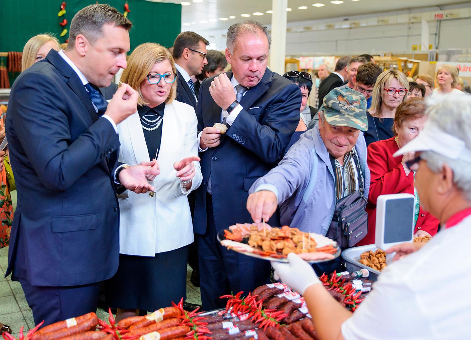 18. august 2016, Nitra: Gabriela Matečná s Andrejom Dankom a Andrejom Kiskom počas otvorenia 43. ročníka výstavy Agrokomplex.