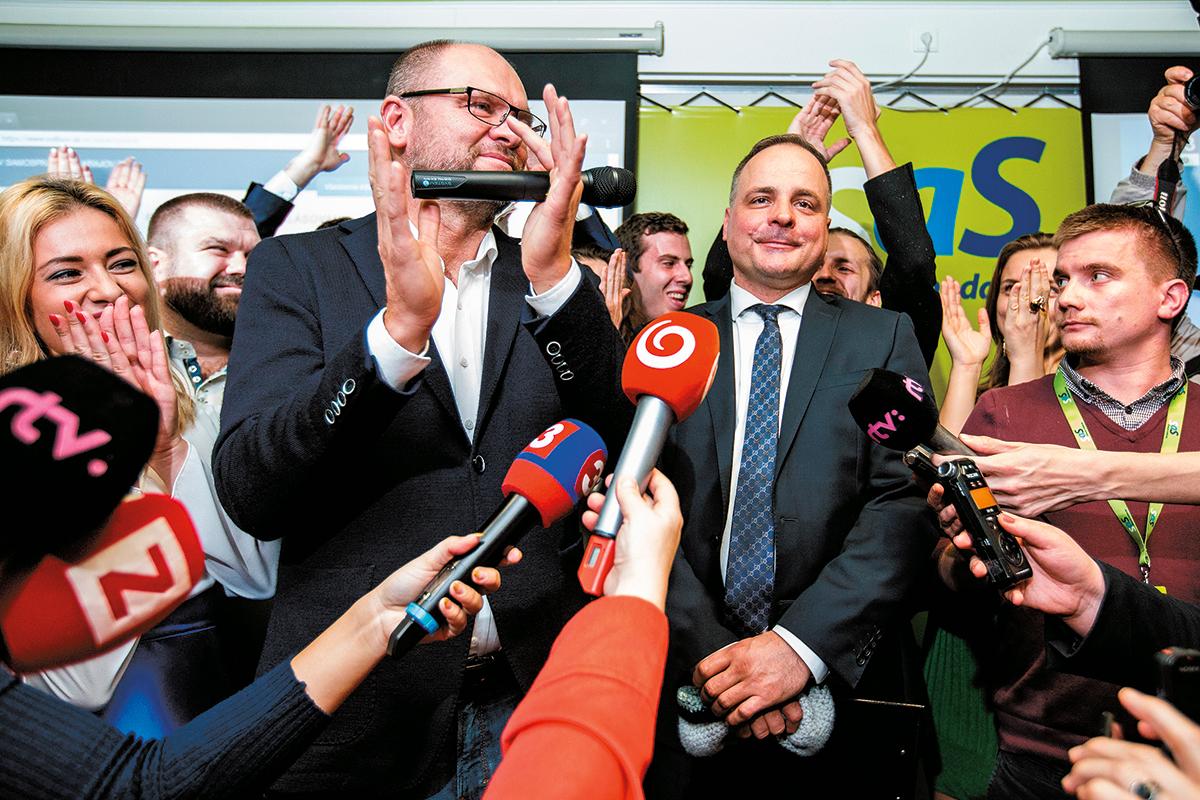 4. november 2017, Bratislava: Nový predseda Bratislavského samosprávneho kraja Juraj Droba oslavuje svoje víťazstvo v centrále strany SaS.