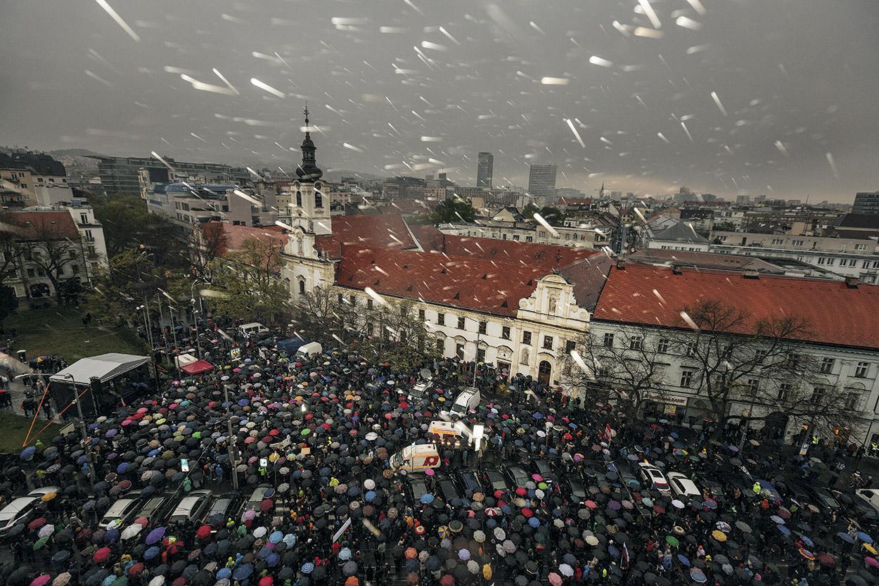 18. apríl 2017: Na Veľký protikorupčný pochod prišli na bratislavské Námestie SNP tisícky ľudí. Po niekoľkých týždňoch a nesplnení požiadaviek organizátorov sa pochod v prvý júnový pondelok zopakuje. K Bratislave sa pridajú viaceré slovenské mestá i Praha.