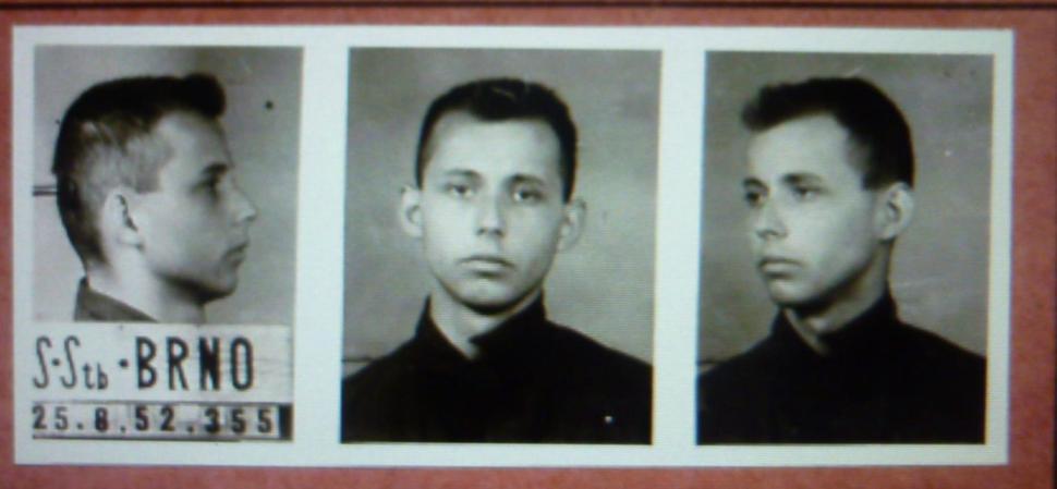 Jaroslav Vrbenský. Policajná foto pred začiatkom výsluchu v Příčné ulici v Brne (z 25. 8. 1952)