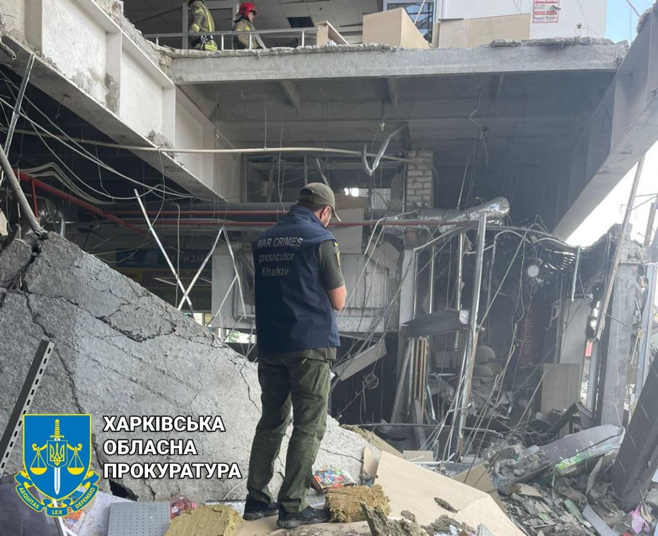Vyšetrovatelia skúmajú zbombardovaný obchod v meste Charkov
