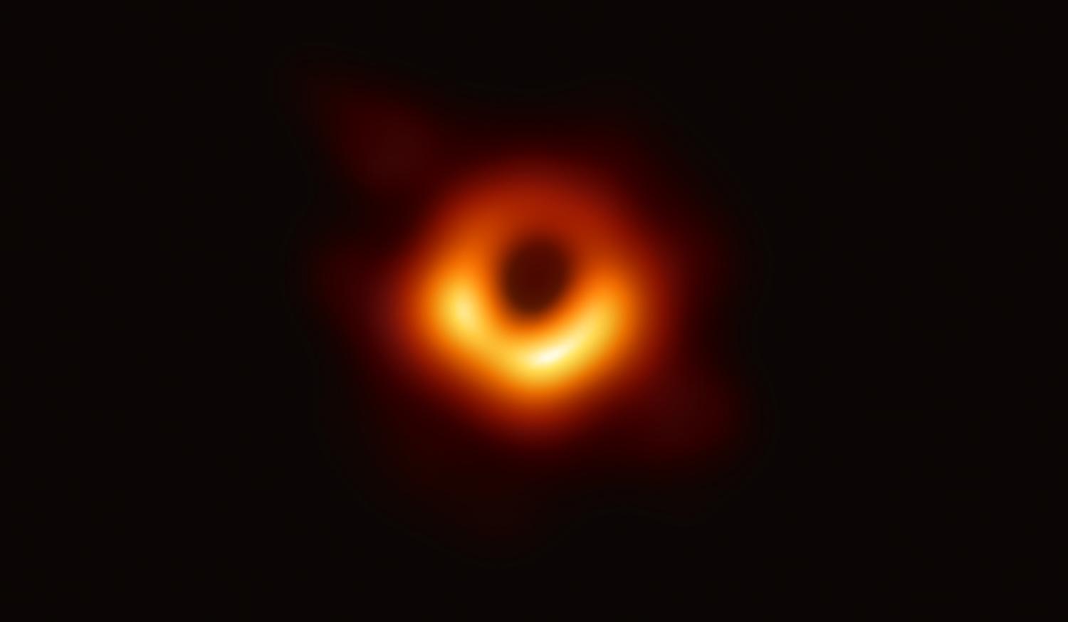10. apríl 2019: Na úplne prvej snímke čiernej diery v histórii vidíme supermasívnu čiernu dieru M87* v centre galaxie Messier 87. Obrázok nie je skutočný, ide o „preklad“ z rádiovej časti spektra.